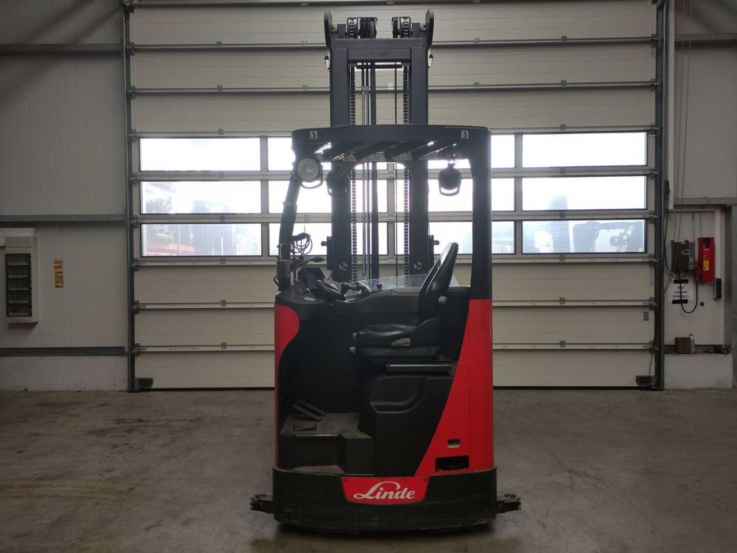 Used Forklift Linde A Augstplauktu/šauro eju iekrāvējs (Image 4) Used Forklift Linde A Augstplauktu/šauro eju iekrāvējs (Image 4)