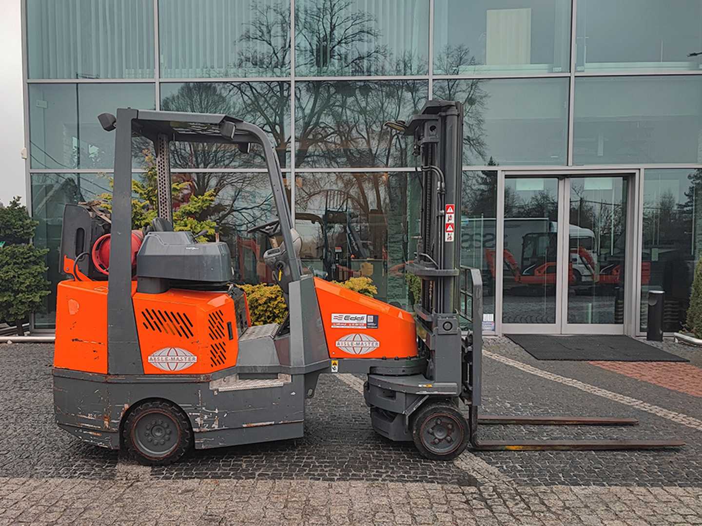 Used Forklift Aisle Master 44S Augstplauktu/šauro eju iekrāvējs (Image 5) Used Forklift Aisle Master 44S Augstplauktu/šauro eju iekrāvējs (Image 5)