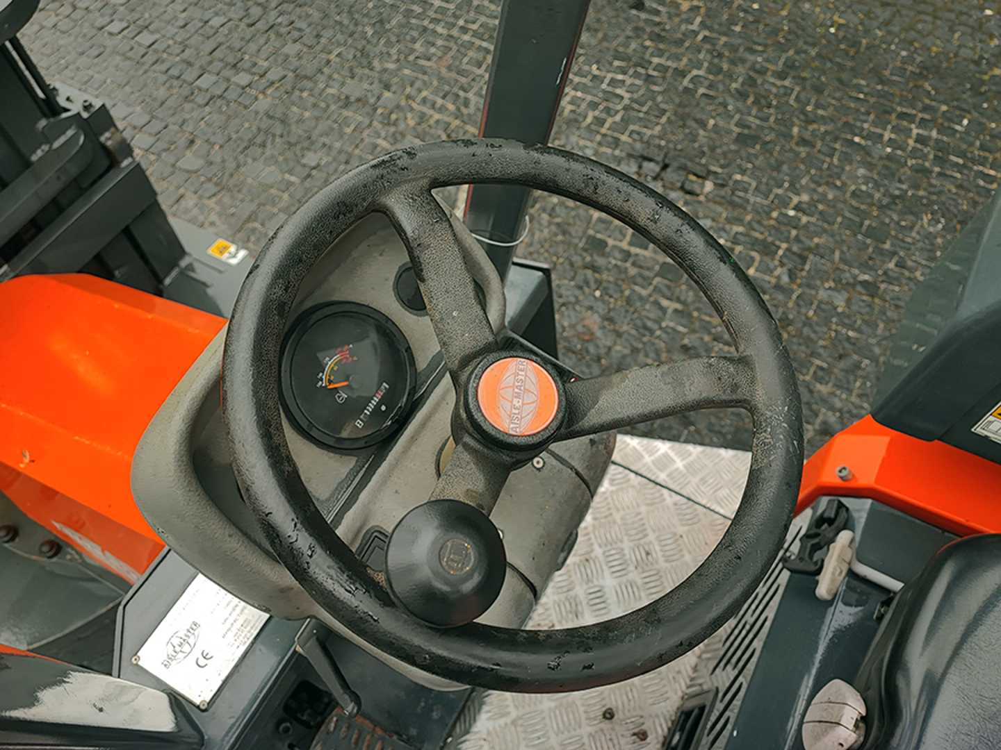 Used Forklift Aisle Master 44S Augstplauktu/šauro eju iekrāvējs (Image 12) Used Forklift Aisle Master 44S Augstplauktu/šauro eju iekrāvējs (Image 12)
