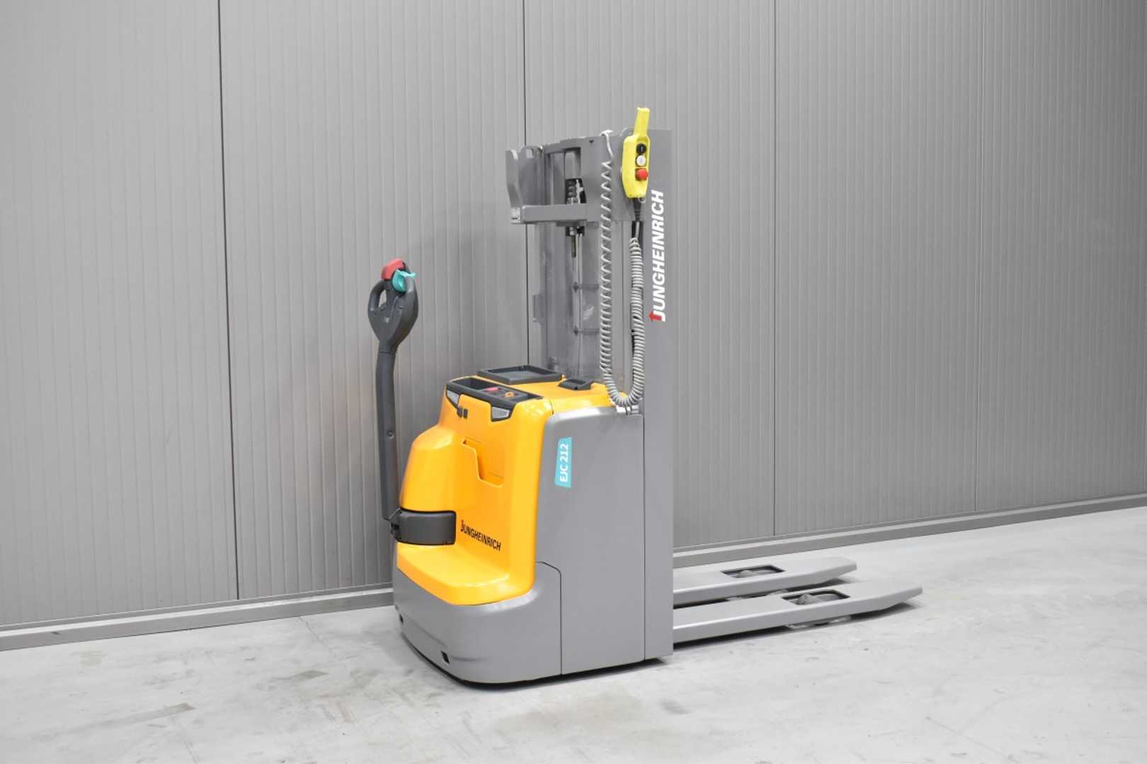 Used Forklift Jungheinrich EJC 212 /57458/ Augšējo augstplauktu komplektētājs (< 6 m) (Image 4) Used Forklift Jungheinrich EJC 212 /57458/ Augšējo augstplauktu komplektētājs (< 6 m) (Image 4)