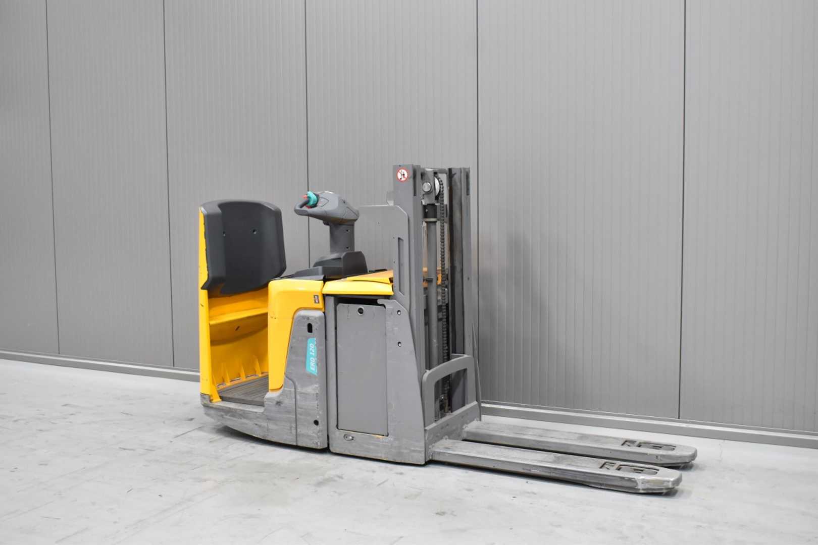 Used Forklift Jungheinrich ERD 120 /58233/ Augšējo augstplauktu komplektētājs (< 6 m) (Image 1) Used Forklift Jungheinrich ERD 120 /58233/ Augšējo augstplauktu komplektētājs (< 6 m) (Image 1)