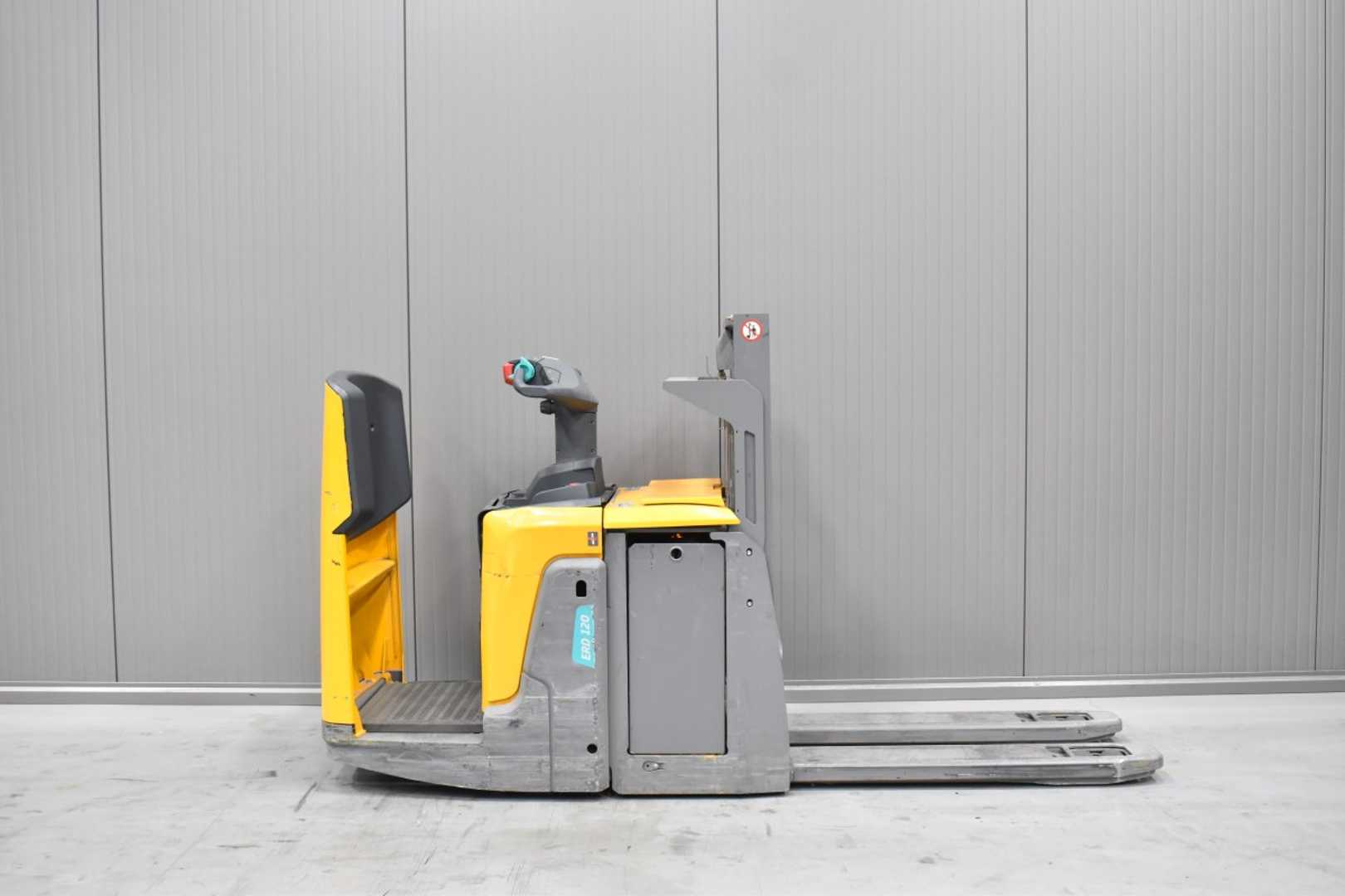 Used Forklift Jungheinrich ERD 120 /58233/ Augšējo augstplauktu komplektētājs (< 6 m) (Image 3) Used Forklift Jungheinrich ERD 120 /58233/ Augšējo augstplauktu komplektētājs (< 6 m) (Image 3)