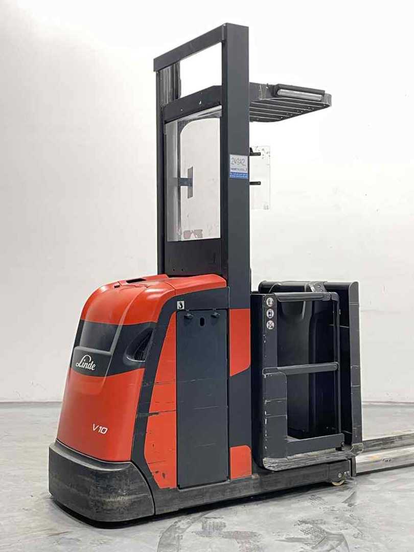 Used Forklift Linde V10-02-5212 Augšējo augstplauktu komplektētājs (< 6 m) (Image 1) Used Forklift Linde V10-02-5212 Augšējo augstplauktu komplektētājs (< 6 m) (Image 1)