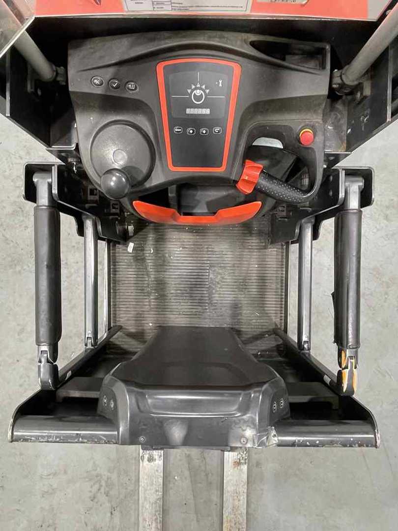 Used Forklift Linde V10-02-5212 Augšējo augstplauktu komplektētājs (< 6 m) (Image 7) Used Forklift Linde V10-02-5212 Augšējo augstplauktu komplektētājs (< 6 m) (Image 7)