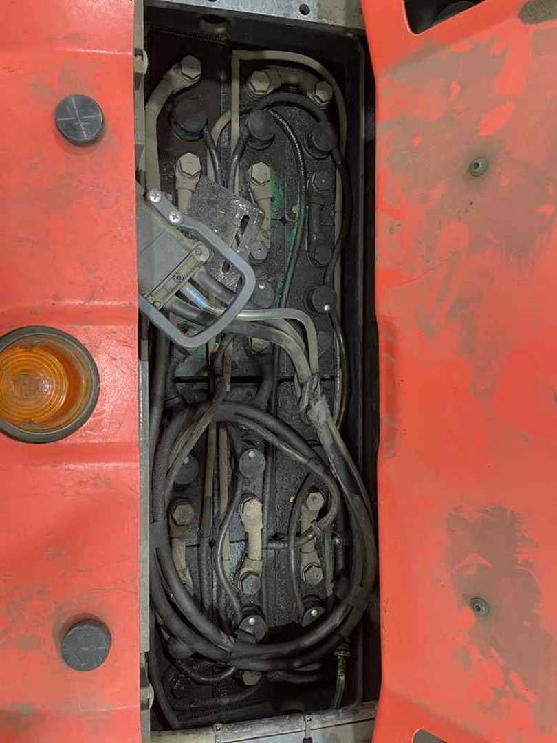 Used Forklift Linde V10-02-5212 Augšējo augstplauktu komplektētājs (< 6 m) (Image 8) Used Forklift Linde V10-02-5212 Augšējo augstplauktu komplektētājs (< 6 m) (Image 8)