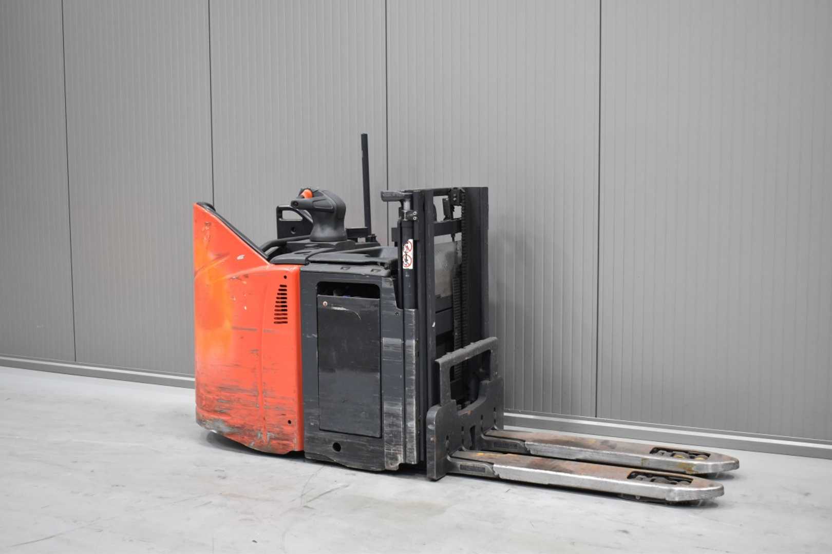 Used Forklift Linde D 12 HPSP /53491/ Augšējo augstplauktu komplektētājs (< 6 m) (Image 1) Used Forklift Linde D 12 HPSP /53491/ Augšējo augstplauktu komplektētājs (< 6 m) (Image 1)
