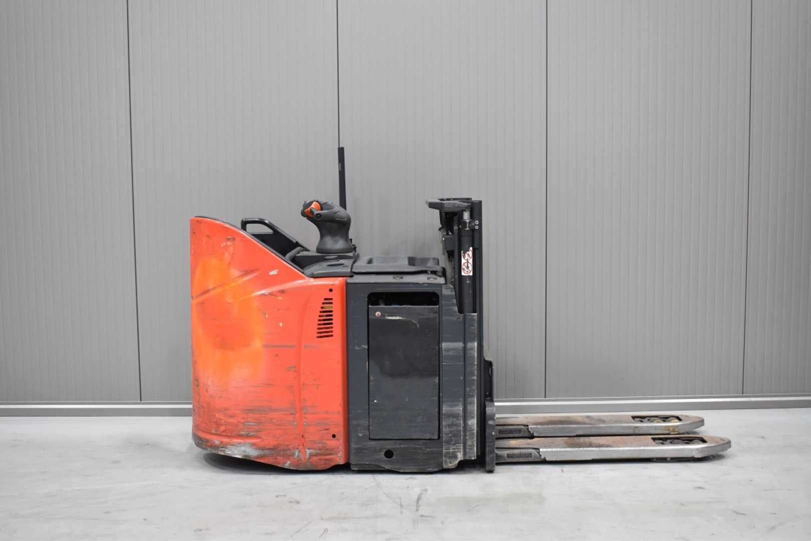Used Forklift Linde D 12 HPSP /53491/ Augšējo augstplauktu komplektētājs (< 6 m) (Image 3) Used Forklift Linde D 12 HPSP /53491/ Augšējo augstplauktu komplektētājs (< 6 m) (Image 3)
