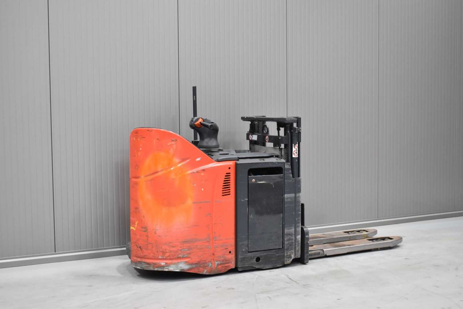 Used Forklift Linde D 12 HPSP /53491/ Augšējo augstplauktu komplektētājs (< 6 m) (Image 4) Used Forklift Linde D 12 HPSP /53491/ Augšējo augstplauktu komplektētājs (< 6 m) (Image 4)