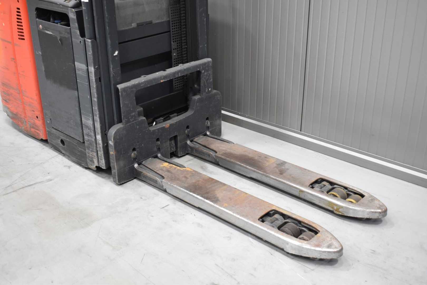 Used Forklift Linde D 12 HPSP /53491/ Augšējo augstplauktu komplektētājs (< 6 m) (Image 5) Used Forklift Linde D 12 HPSP /53491/ Augšējo augstplauktu komplektētājs (< 6 m) (Image 5)