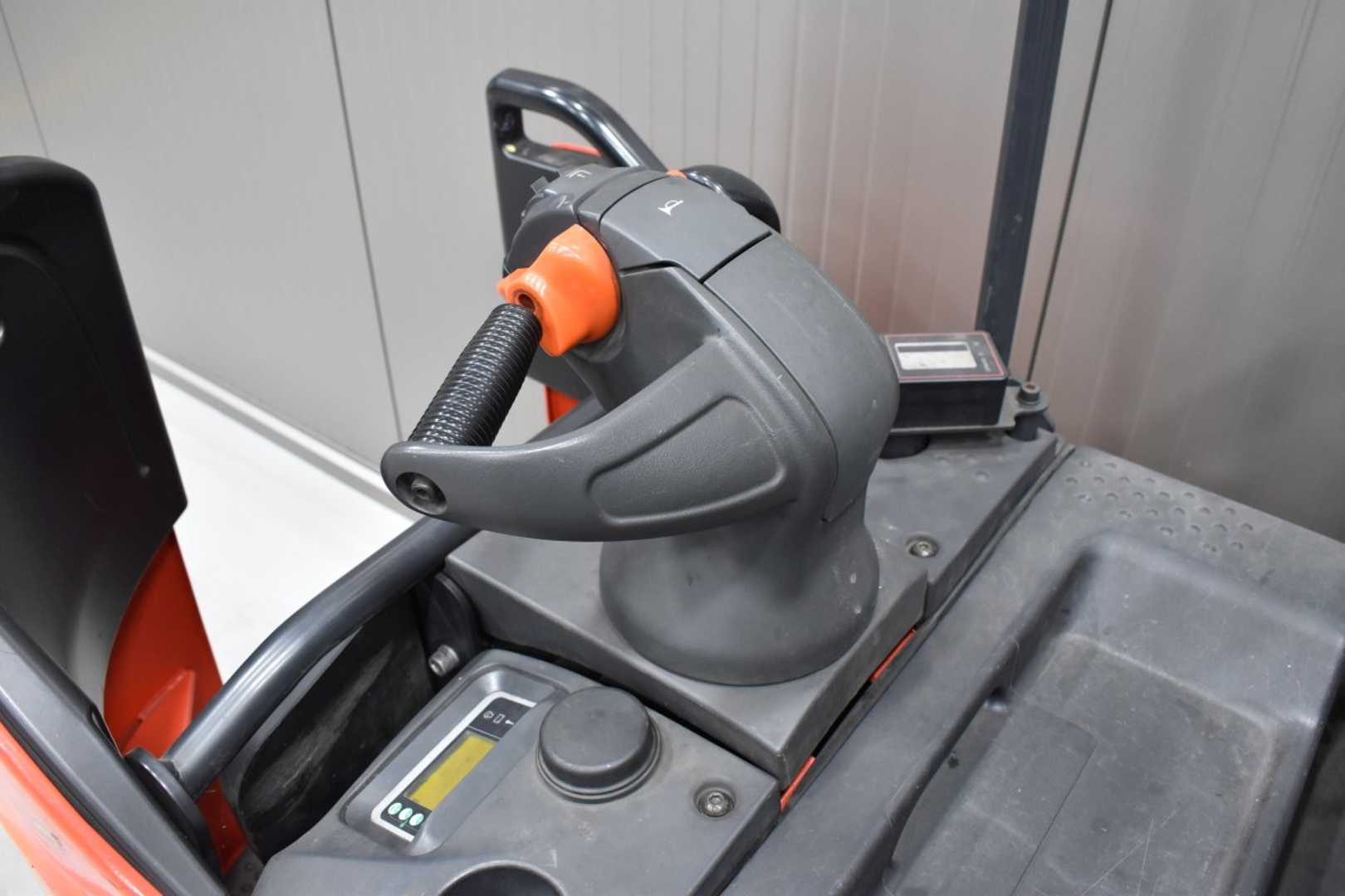 Used Forklift Linde D 12 HPSP /53491/ Augšējo augstplauktu komplektētājs (< 6 m) (Image 6) Used Forklift Linde D 12 HPSP /53491/ Augšējo augstplauktu komplektētājs (< 6 m) (Image 6)