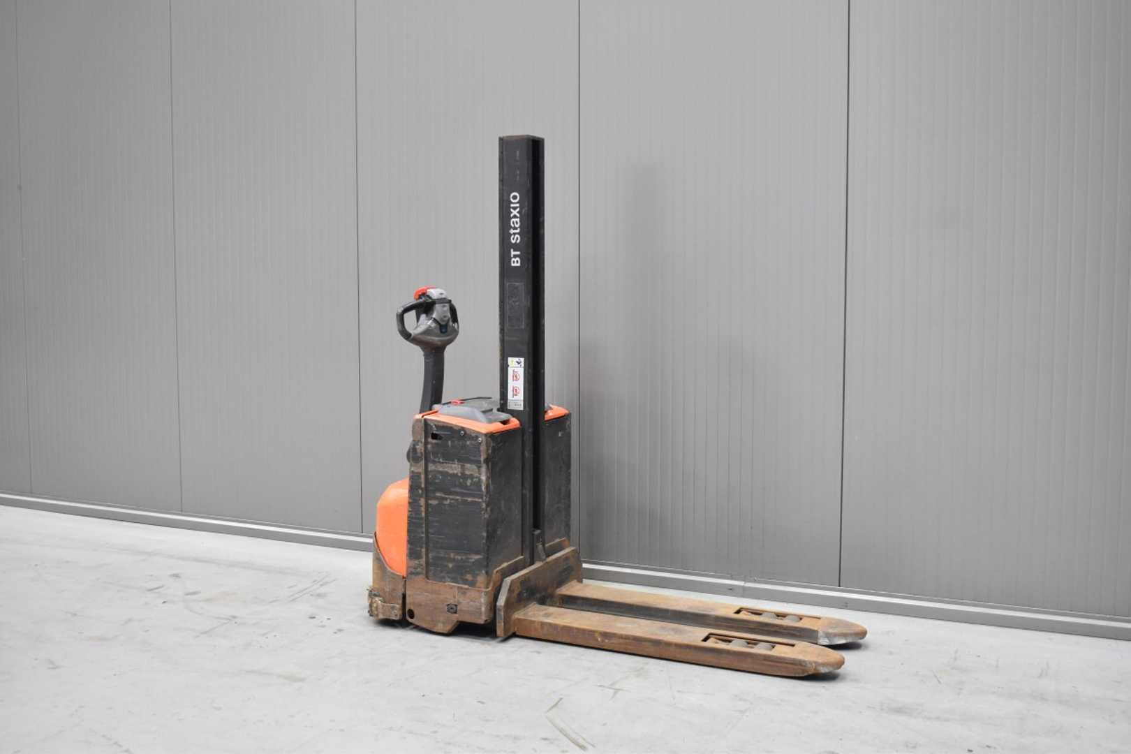 Used Forklift Toyota SWE 080L /57222/ Augšējo augstplauktu komplektētājs (< 6 m) (Image 1) Used Forklift Toyota SWE 080L /57222/ Augšējo augstplauktu komplektētājs (< 6 m) (Image 1)