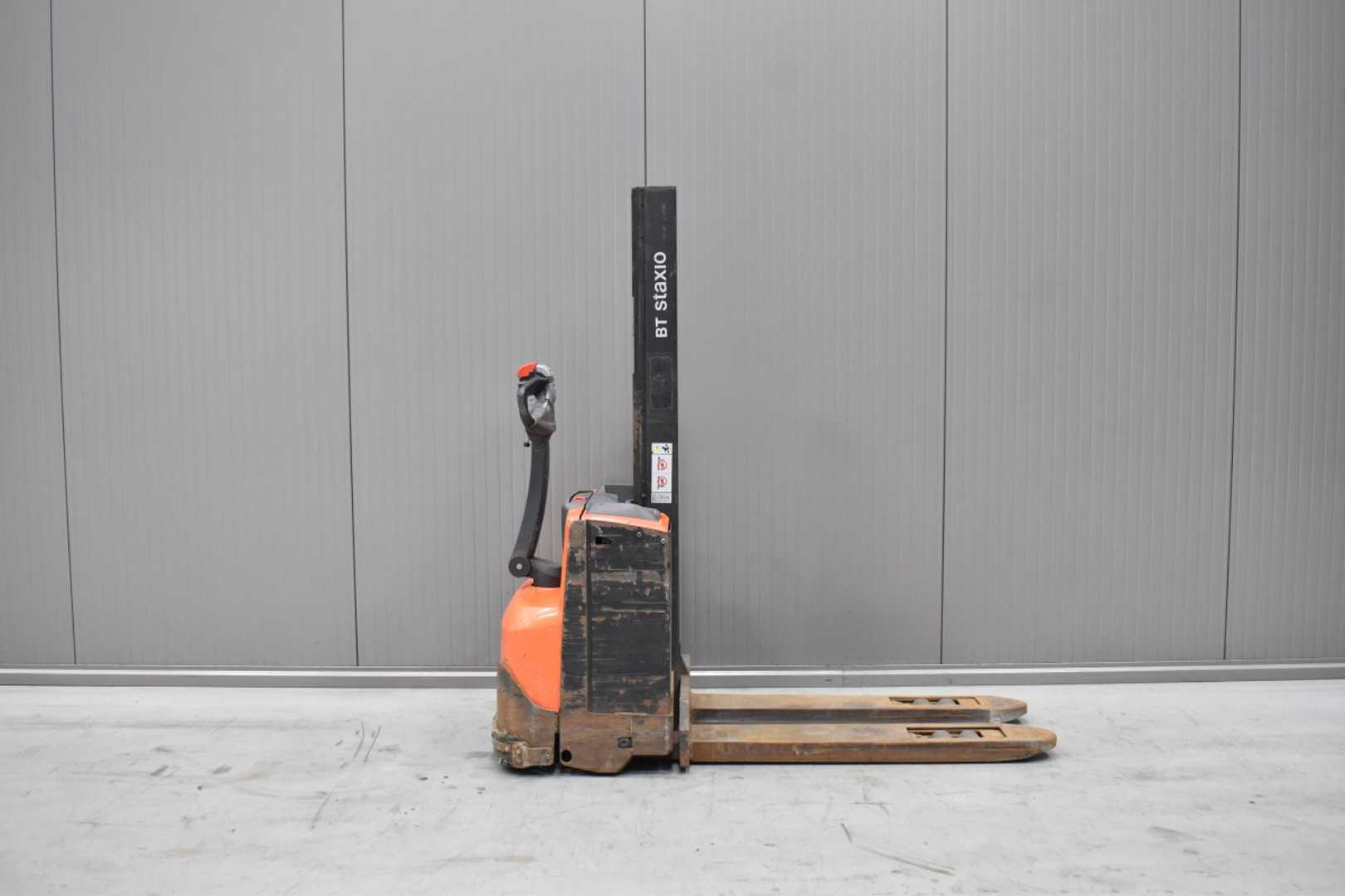 Used Forklift Toyota SWE 080L /57222/ Augšējo augstplauktu komplektētājs (< 6 m) (Image 3) Used Forklift Toyota SWE 080L /57222/ Augšējo augstplauktu komplektētājs (< 6 m) (Image 3)