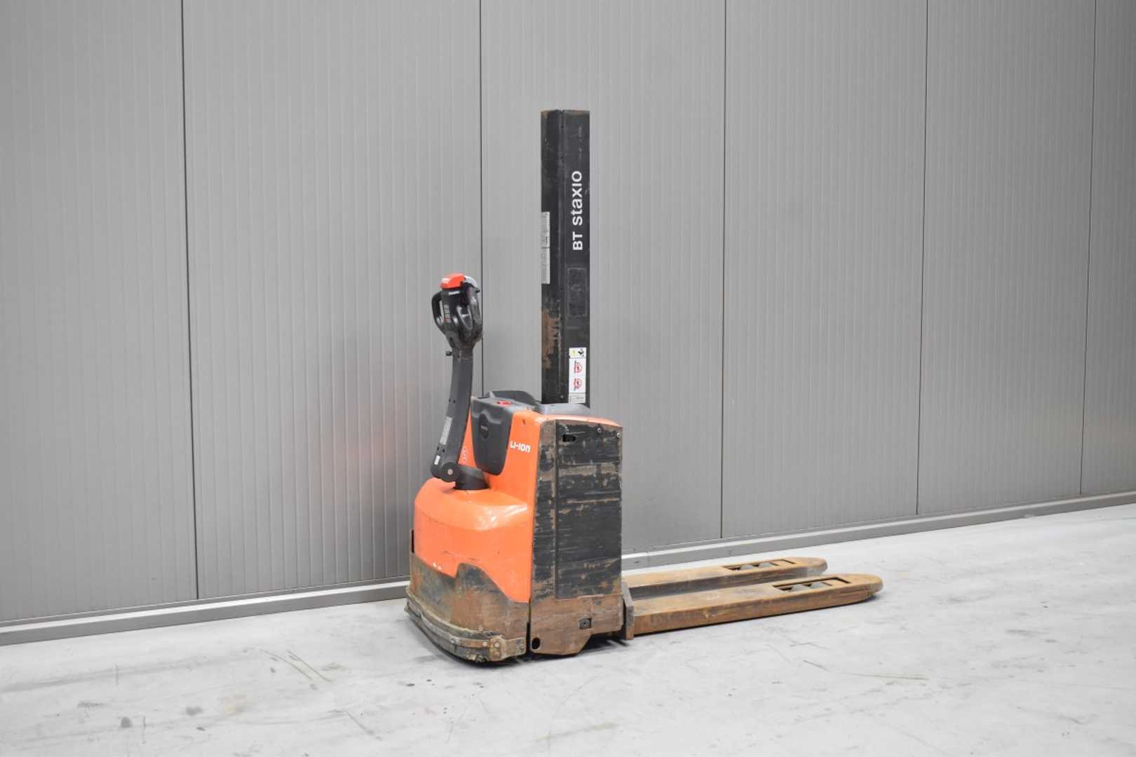 Used Forklift Toyota SWE 080L /57222/ Augšējo augstplauktu komplektētājs (< 6 m) (Image 4) Used Forklift Toyota SWE 080L /57222/ Augšējo augstplauktu komplektētājs (< 6 m) (Image 4)