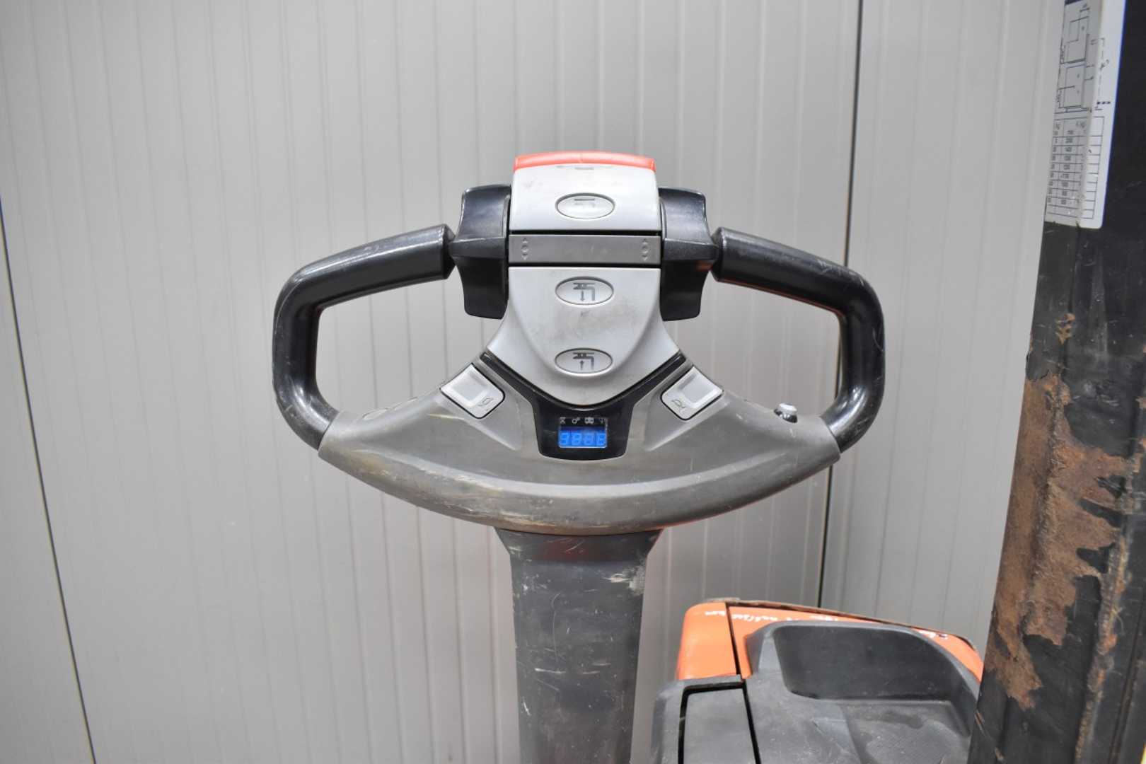Used Forklift Toyota SWE 080L /57222/ Augšējo augstplauktu komplektētājs (< 6 m) (Image 6) Used Forklift Toyota SWE 080L /57222/ Augšējo augstplauktu komplektētājs (< 6 m) (Image 6)