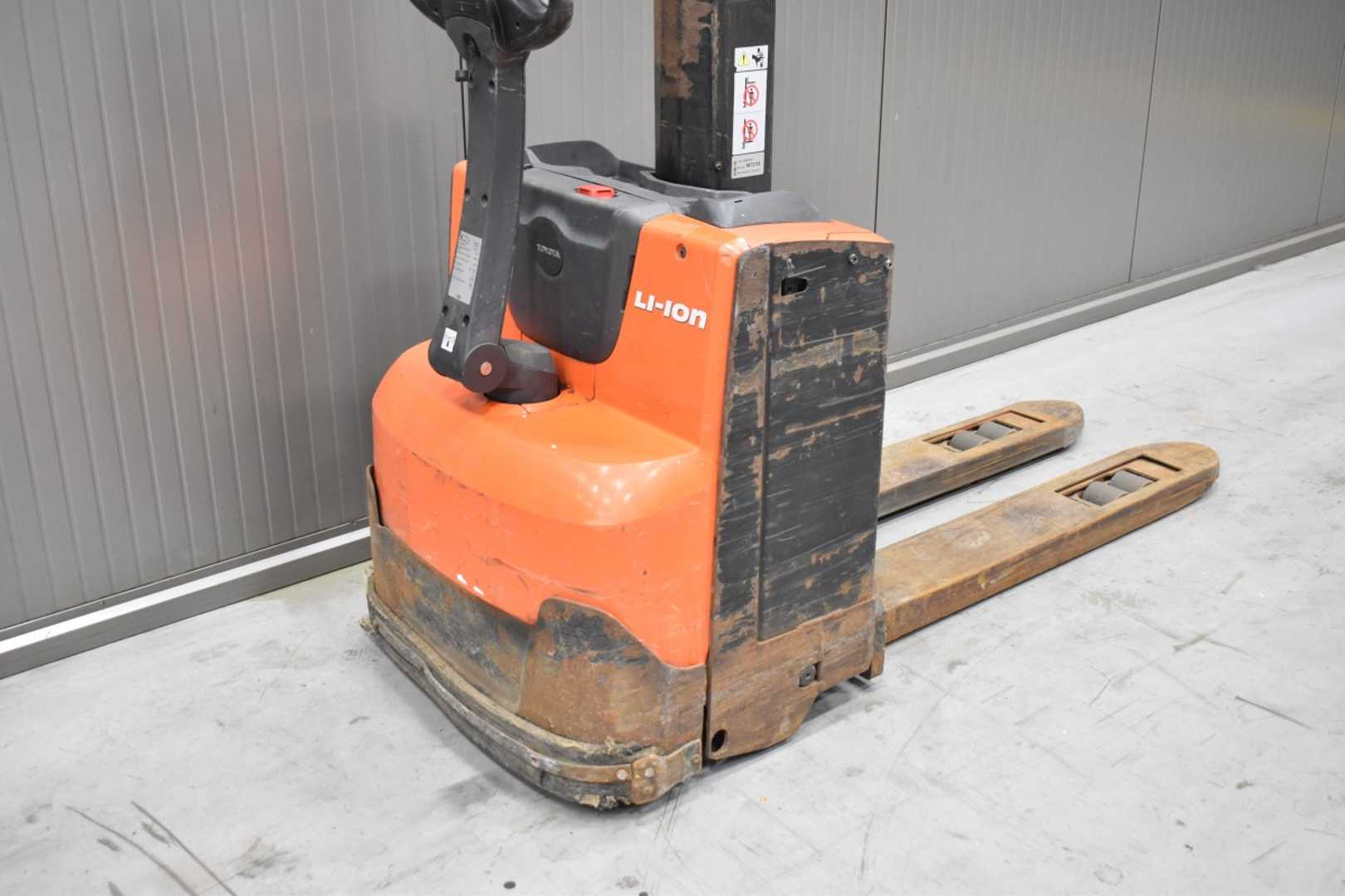 Used Forklift Toyota SWE 080L /57222/ Augšējo augstplauktu komplektētājs (< 6 m) (Image 7) Used Forklift Toyota SWE 080L /57222/ Augšējo augstplauktu komplektētājs (< 6 m) (Image 7)