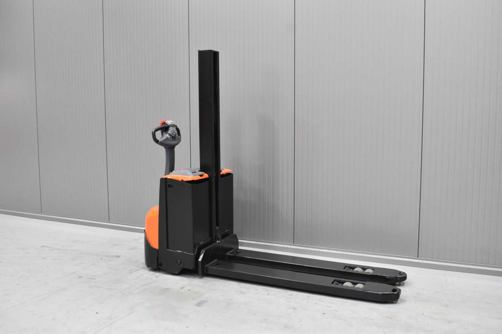 Used Forklift Toyota SWE 080L /57225/ Augšējo augstplauktu komplektētājs (< 6 m) (Image 1)
