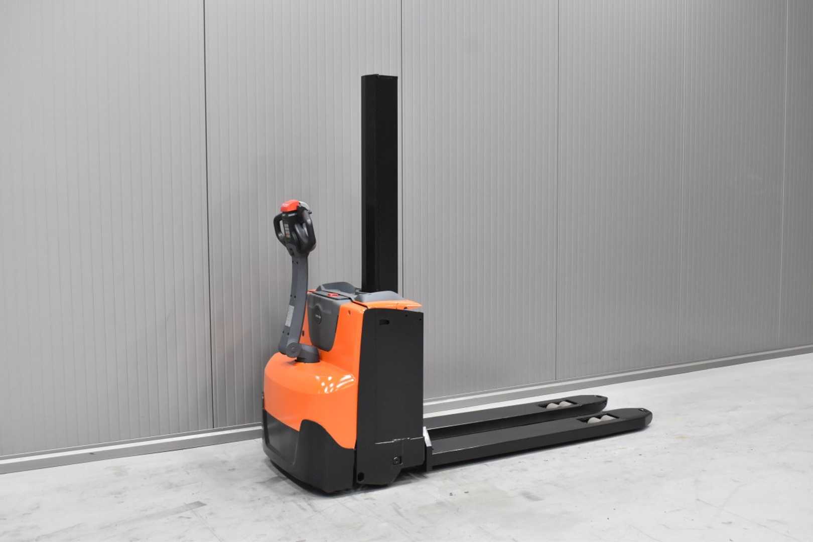 Used Forklift Toyota SWE 080L /57225/ Augšējo augstplauktu komplektētājs (< 6 m) (Image 4)