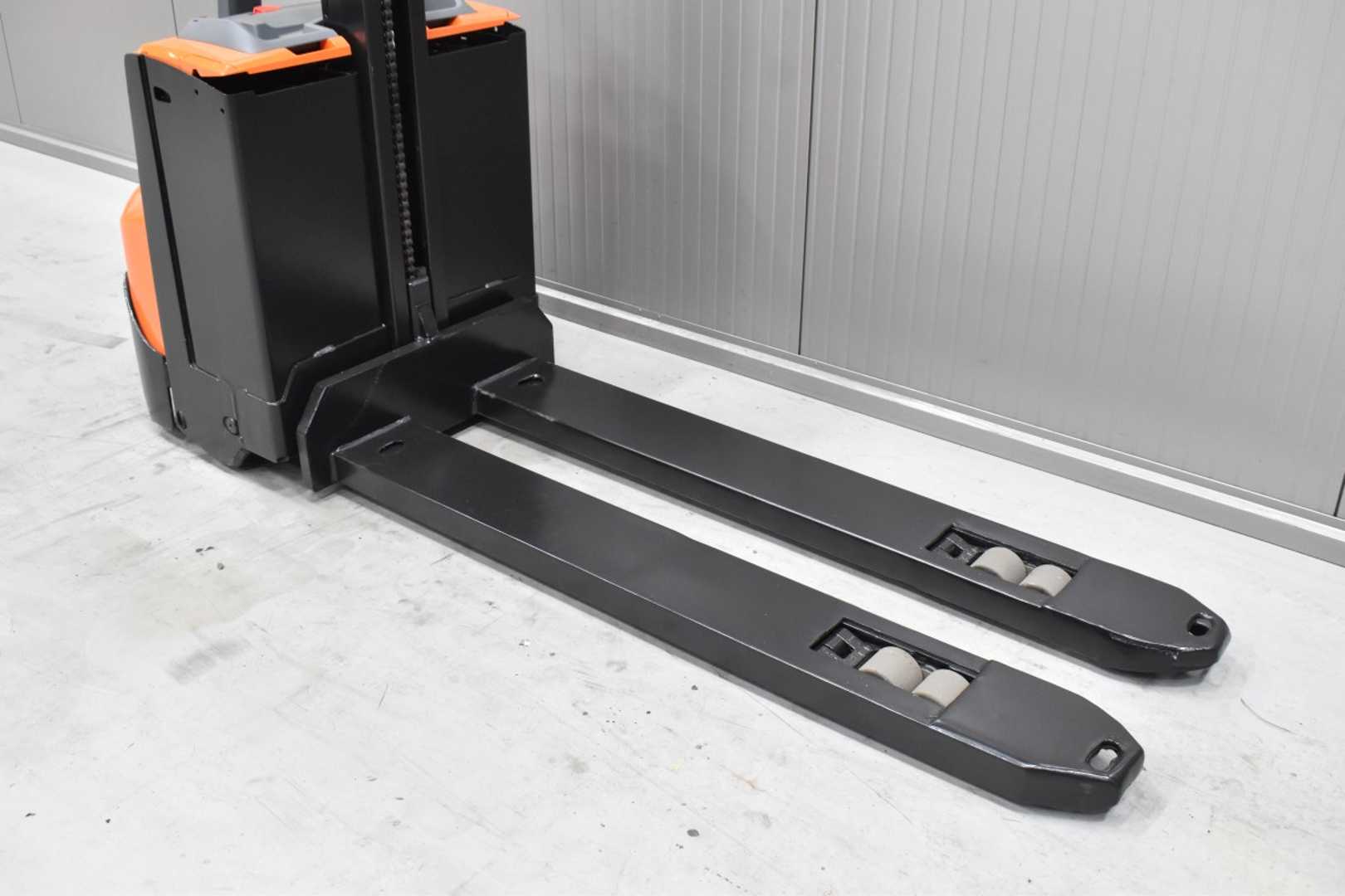 Used Forklift Toyota SWE 080L /57225/ Augšējo augstplauktu komplektētājs (< 6 m) (Image 5)