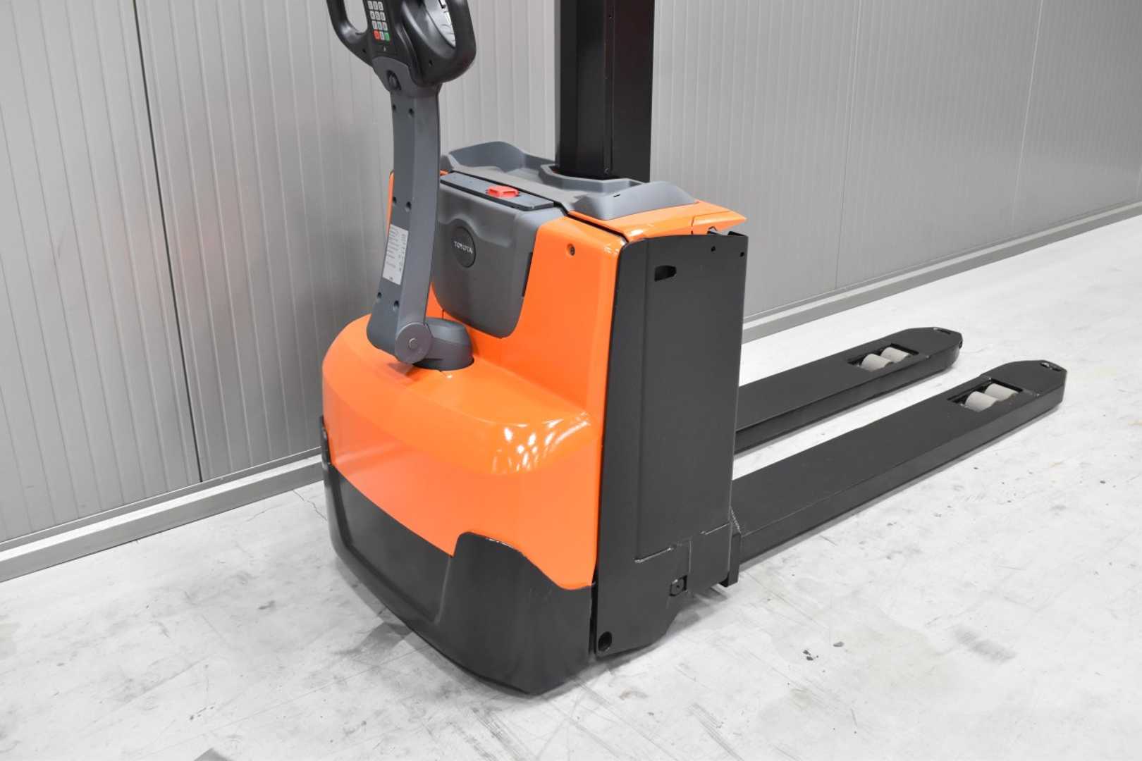 Used Forklift Toyota SWE 080L /57225/ Augšējo augstplauktu komplektētājs (< 6 m) (Image 7)