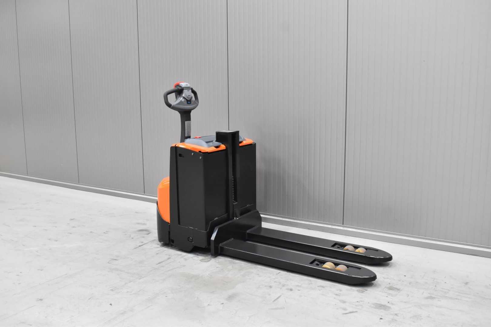 Used Forklift Toyota SWE 080L /57982/ Augšējo augstplauktu komplektētājs (< 6 m) (Image 1) Used Forklift Toyota SWE 080L /57982/ Augšējo augstplauktu komplektētājs (< 6 m) (Image 1)
