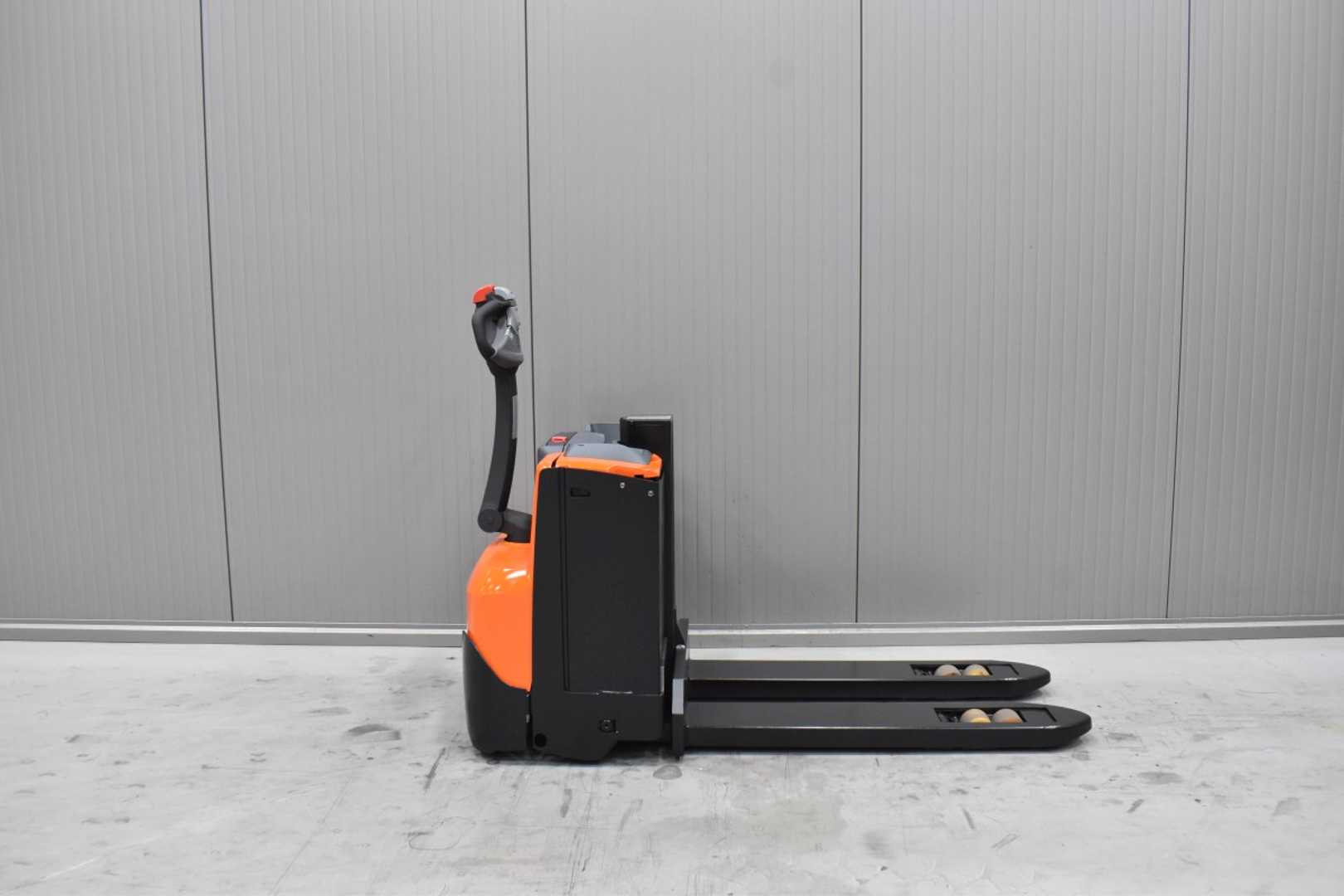 Used Forklift Toyota SWE 080L /57982/ Augšējo augstplauktu komplektētājs (< 6 m) (Image 3) Used Forklift Toyota SWE 080L /57982/ Augšējo augstplauktu komplektētājs (< 6 m) (Image 3)