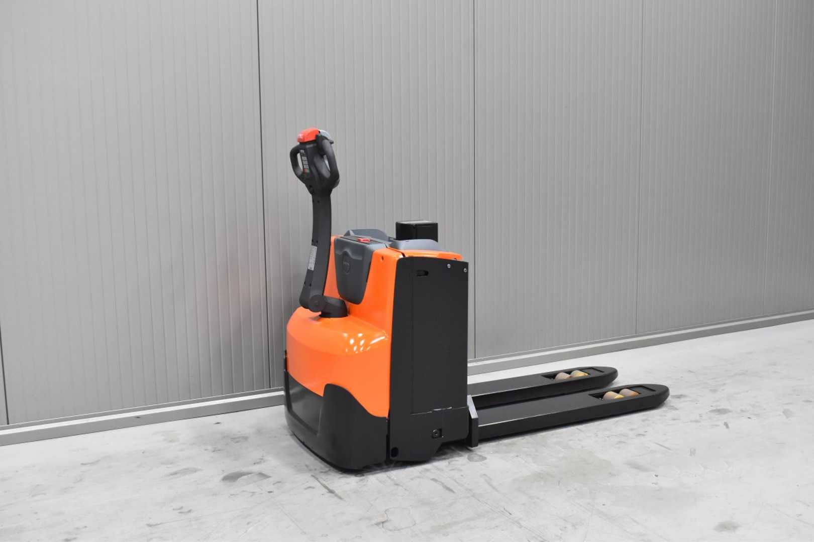 Used Forklift Toyota SWE 080L /57982/ Augšējo augstplauktu komplektētājs (< 6 m) (Image 4) Used Forklift Toyota SWE 080L /57982/ Augšējo augstplauktu komplektētājs (< 6 m) (Image 4)