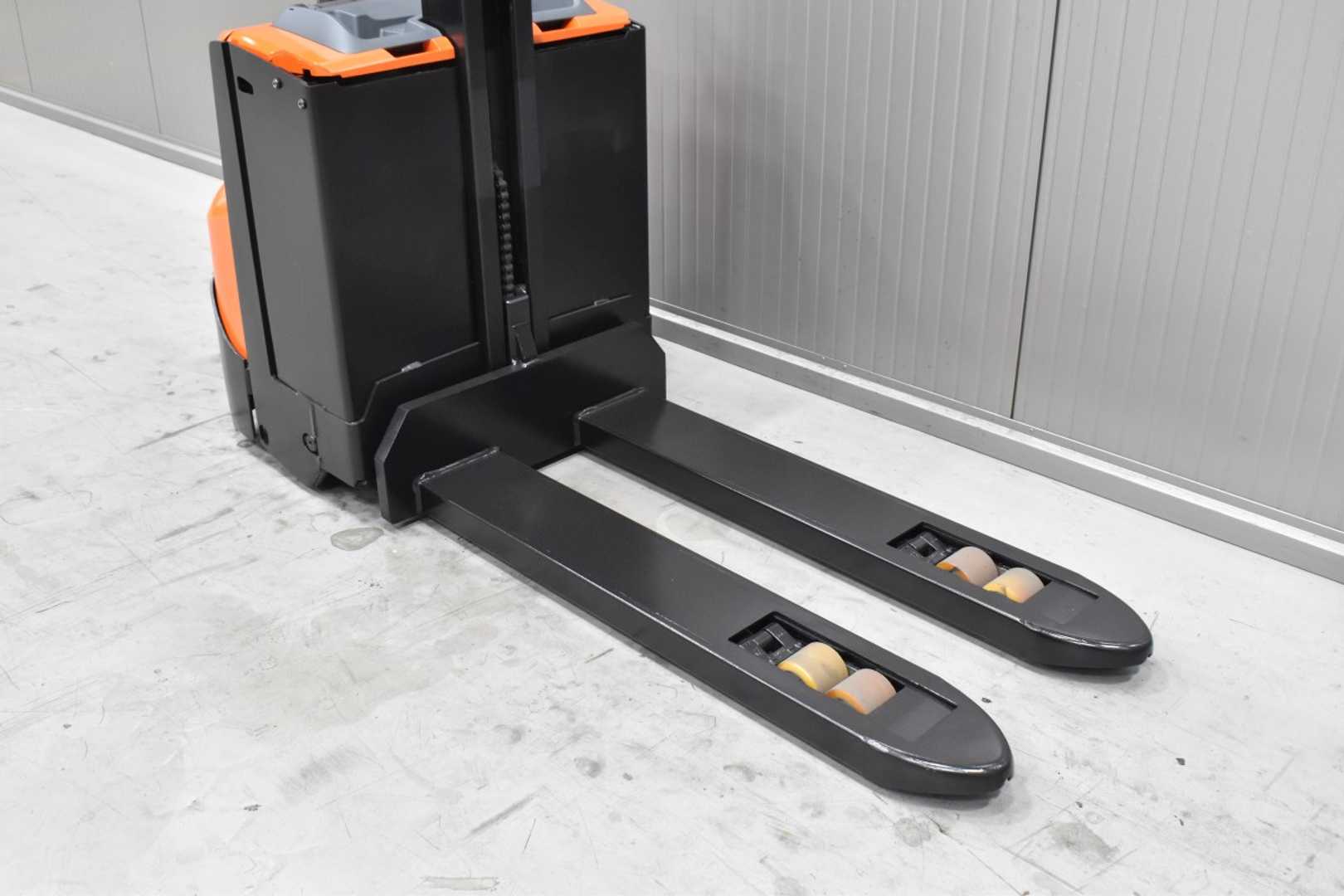 Used Forklift Toyota SWE 080L /57982/ Augšējo augstplauktu komplektētājs (< 6 m) (Image 5) Used Forklift Toyota SWE 080L /57982/ Augšējo augstplauktu komplektētājs (< 6 m) (Image 5)