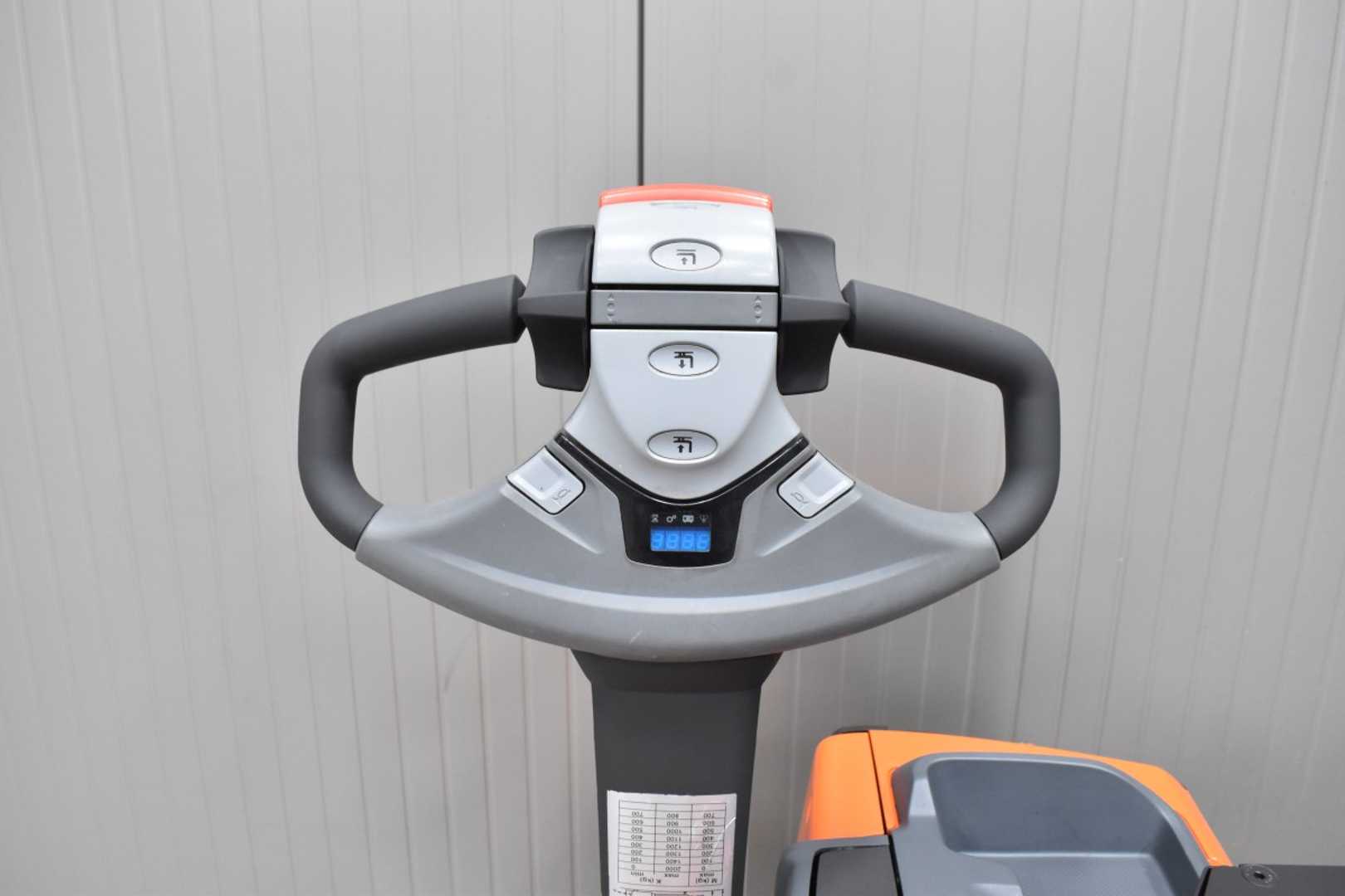Used Forklift Toyota SWE 080L /57982/ Augšējo augstplauktu komplektētājs (< 6 m) (Image 6) Used Forklift Toyota SWE 080L /57982/ Augšējo augstplauktu komplektētājs (< 6 m) (Image 6)