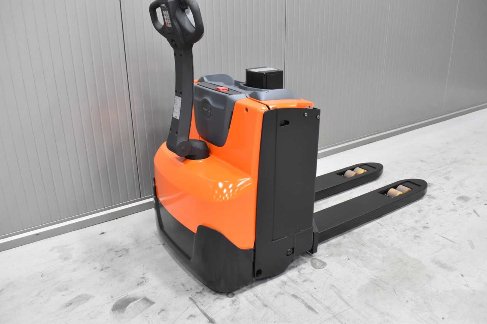Used Forklift Toyota SWE 080L /57982/ Augšējo augstplauktu komplektētājs (< 6 m) (Image 7) Used Forklift Toyota SWE 080L /57982/ Augšējo augstplauktu komplektētājs (< 6 m) (Image 7)