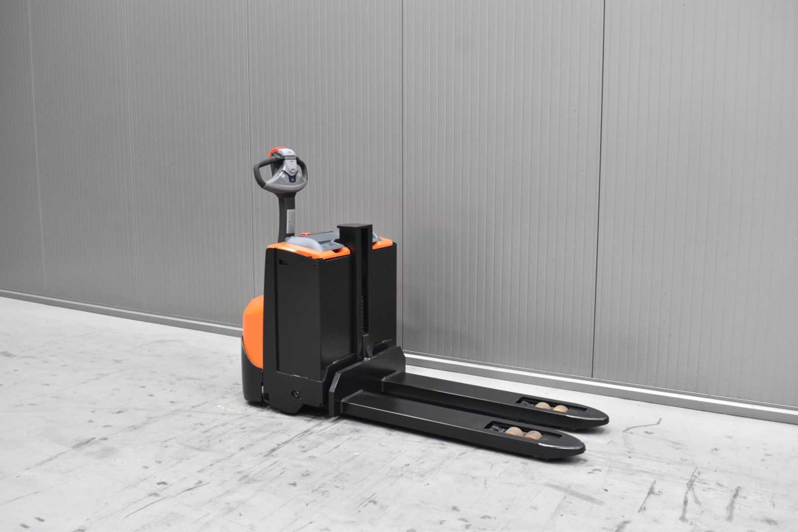 Used Forklift Toyota SWE 080L /57983/ Augšējo augstplauktu komplektētājs (< 6 m) (Image 1) Used Forklift Toyota SWE 080L /57983/ Augšējo augstplauktu komplektētājs (< 6 m) (Image 1)