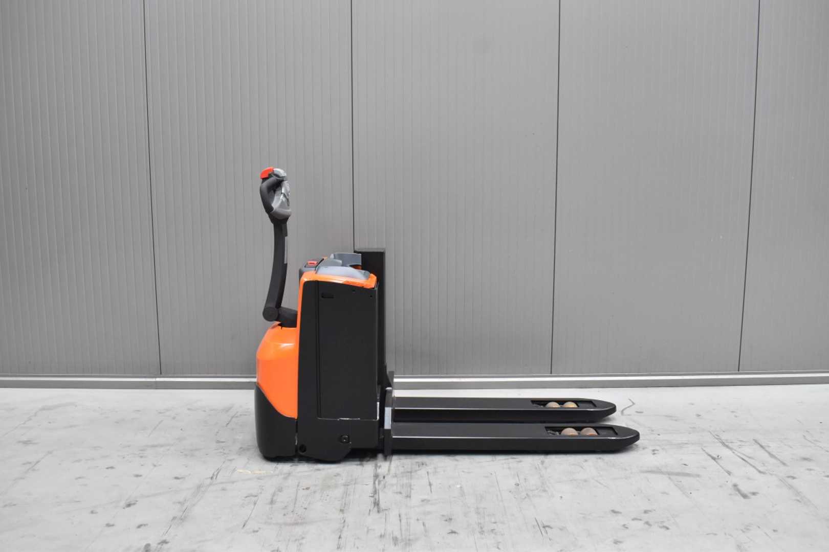 Used Forklift Toyota SWE 080L /57983/ Augšējo augstplauktu komplektētājs (< 6 m) (Image 3) Used Forklift Toyota SWE 080L /57983/ Augšējo augstplauktu komplektētājs (< 6 m) (Image 3)
