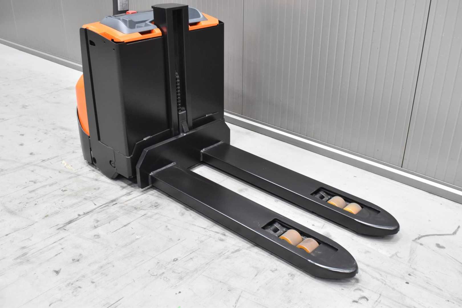 Used Forklift Toyota SWE 080L /57983/ Augšējo augstplauktu komplektētājs (< 6 m) (Image 5) Used Forklift Toyota SWE 080L /57983/ Augšējo augstplauktu komplektētājs (< 6 m) (Image 5)