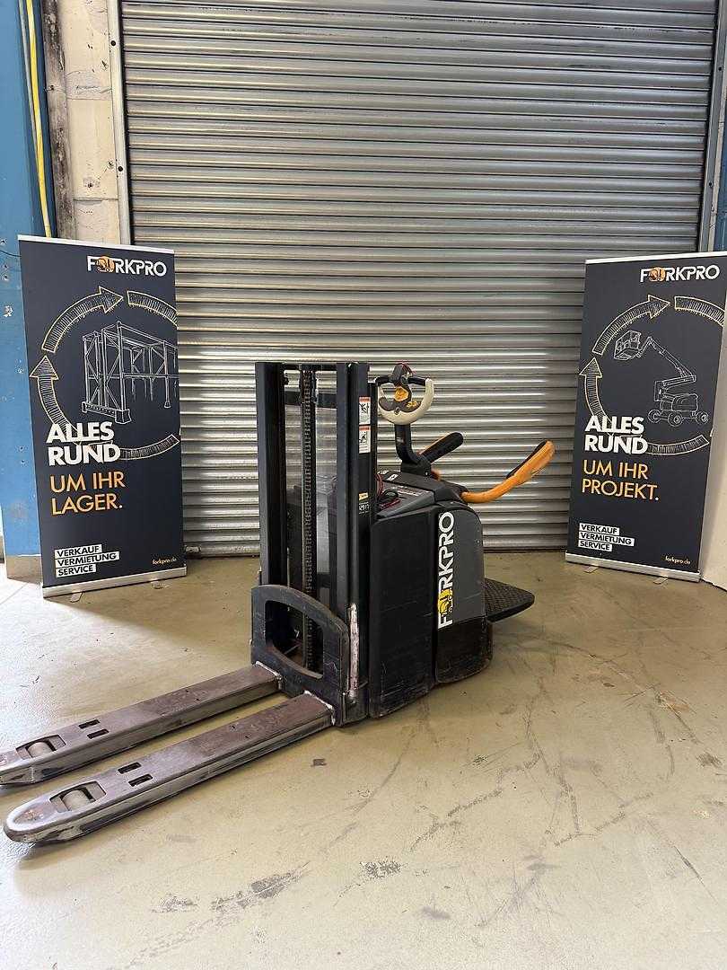 Used Forklift Crown DT3040-E-2.0-TL-2100 Balstdakšu krautņotāja vadītāja stāvplatforma (vai līdzbraucēja platforma) (Image 4) Used Forklift Crown DT3040-E-2.0-TL-2100 Balstdakšu krautņotāja vadītāja stāvplatforma (vai līdzbraucēja platforma) (Image 4)