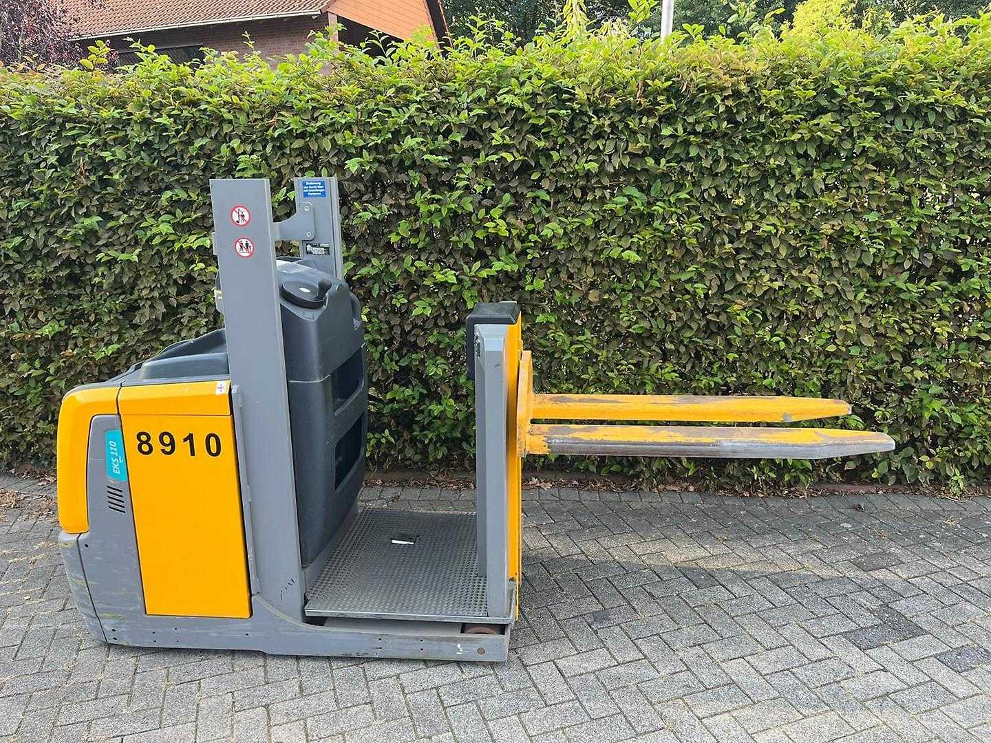 Used Forklift Jungheinrich EKS 110 Z 100 E Balstdakšu krautņotāja vadītāja stāvplatforma (vai līdzbraucēja platforma) (Image 10) Used Forklift Jungheinrich EKS 110 Z 100 E Balstdakšu krautņotāja vadītāja stāvplatforma (vai līdzbraucēja platforma) (Image 10)