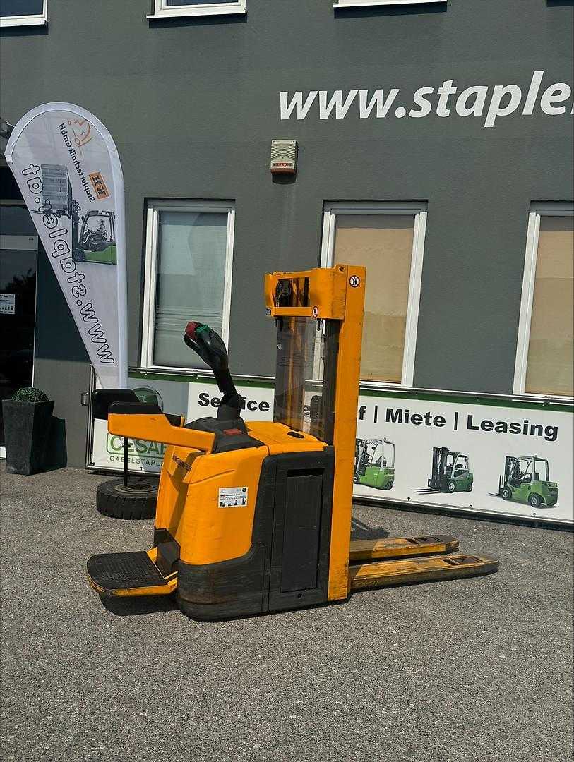 Used Forklift Jungheinrich ERC 216Z Balstdakšu krautņotāja vadītāja stāvplatforma (vai līdzbraucēja platforma) (Image 2) Used Forklift Jungheinrich ERC 216Z Balstdakšu krautņotāja vadītāja stāvplatforma (vai līdzbraucēja platforma) (Image 2)