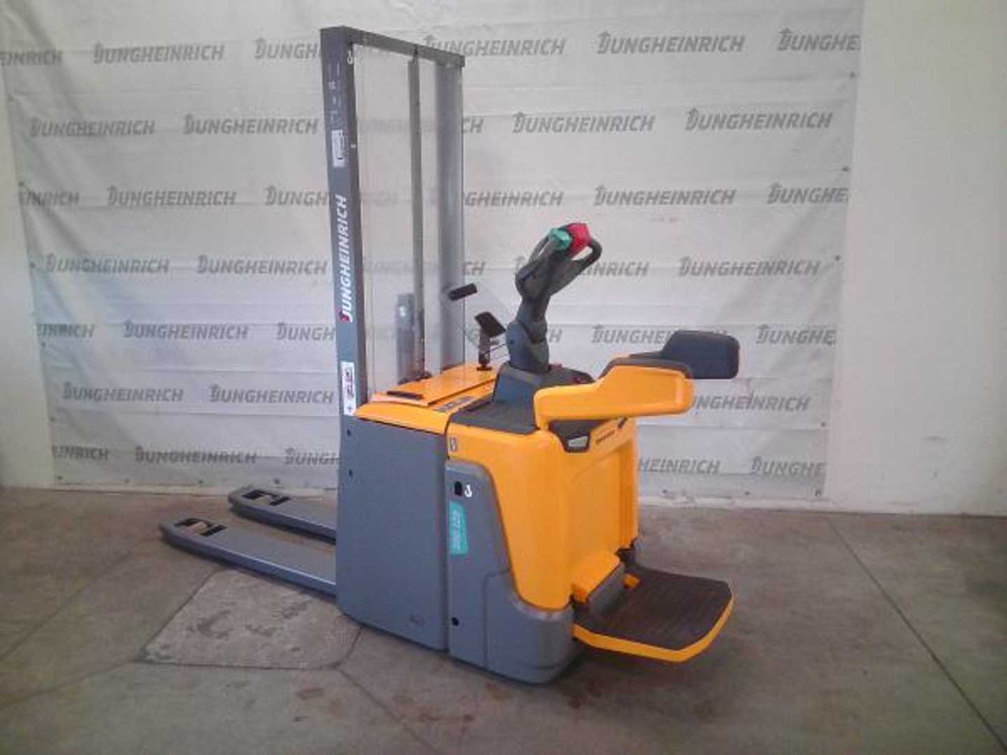 Used Forklift Jungheinrich ERD 120 KP 119 GAB 166 EF Balstdakšu krautņotāja vadītāja stāvplatforma (vai līdzbraucēja platforma) (Image 2) Used Forklift Jungheinrich ERD 120 KP 119 GAB 166 EF Balstdakšu krautņotāja vadītāja stāvplatforma (vai līdzbraucēja platforma) (Image 2)