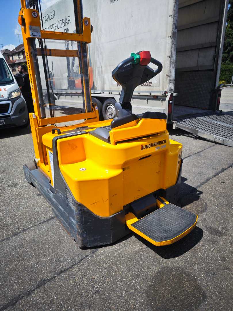 Used Forklift Jungheinrich ERV 308 Balstdakšu krautņotāja vadītāja stāvplatforma (vai līdzbraucēja platforma) (Image 1) Used Forklift Jungheinrich ERV 308 Balstdakšu krautņotāja vadītāja stāvplatforma (vai līdzbraucēja platforma) (Image 1)