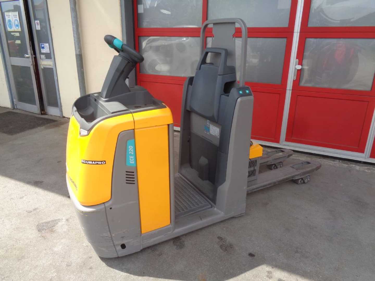 Used Forklift Jungheinrich ECE 220 Balstdakšu krautņotāja vadītāja stāvplatforma (vai līdzbraucēja platforma) (Image 1)