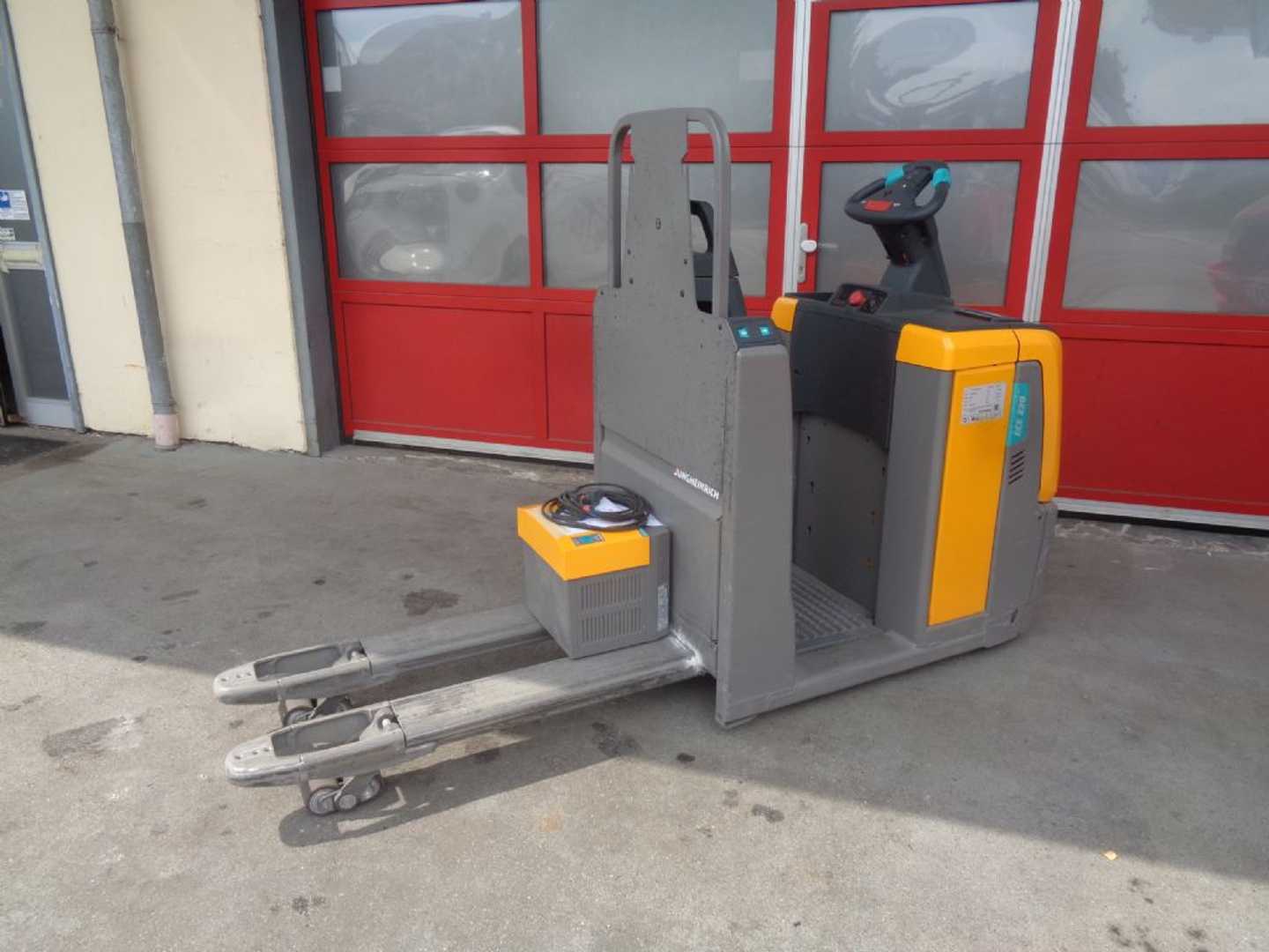Used Forklift Jungheinrich ECE 220 Balstdakšu krautņotāja vadītāja stāvplatforma (vai līdzbraucēja platforma) (Image 2)