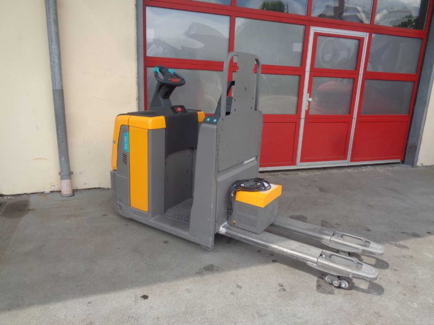 Used Forklift Jungheinrich ECE 220 Balstdakšu krautņotāja vadītāja stāvplatforma (vai līdzbraucēja platforma) (Image 3)