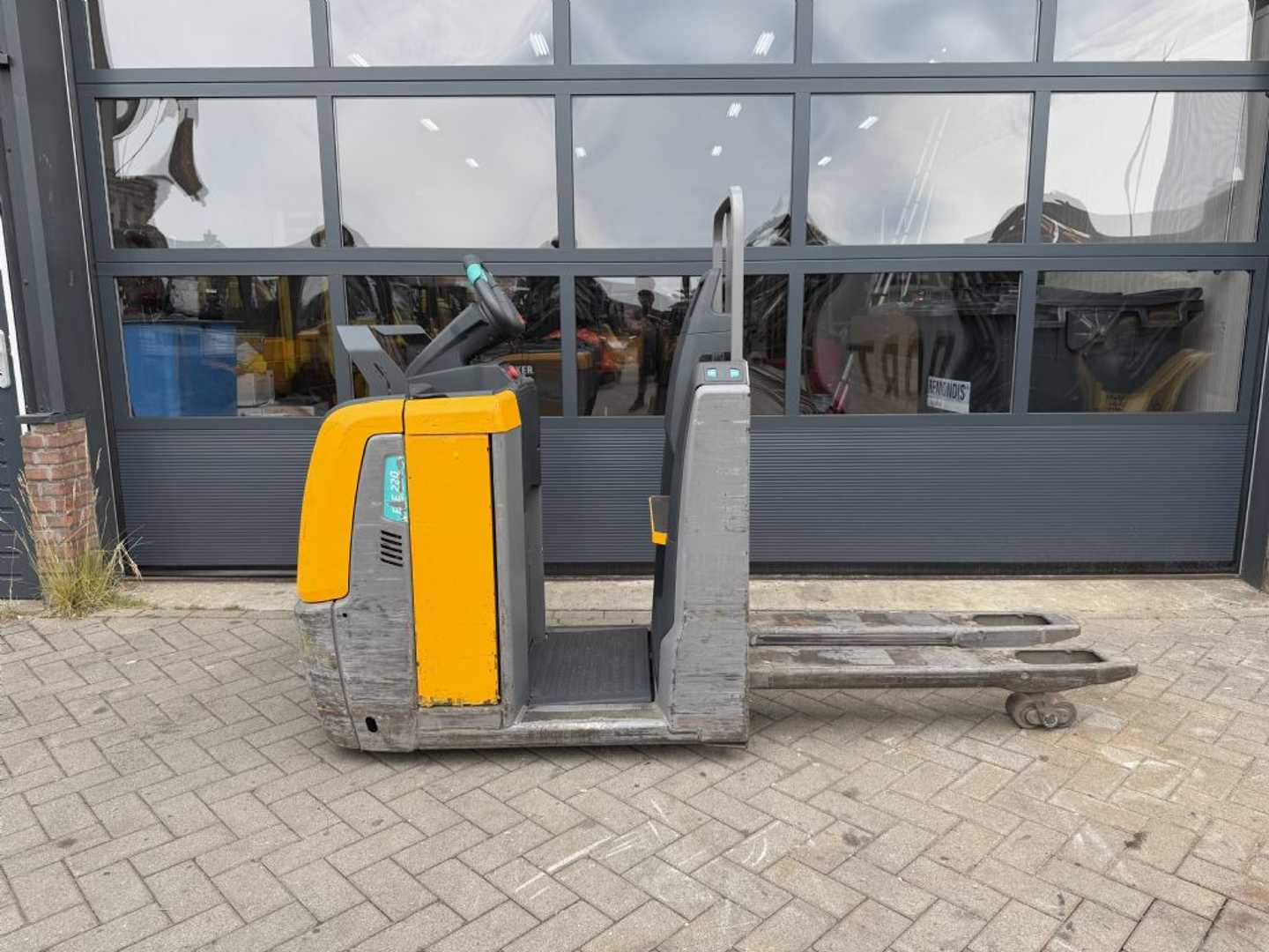 Used Forklift Jungheinrich ECE220 Balstdakšu krautņotāja vadītāja stāvplatforma (vai līdzbraucēja platforma) (Image 1) Used Forklift Jungheinrich ECE220 Balstdakšu krautņotāja vadītāja stāvplatforma (vai līdzbraucēja platforma) (Image 1)