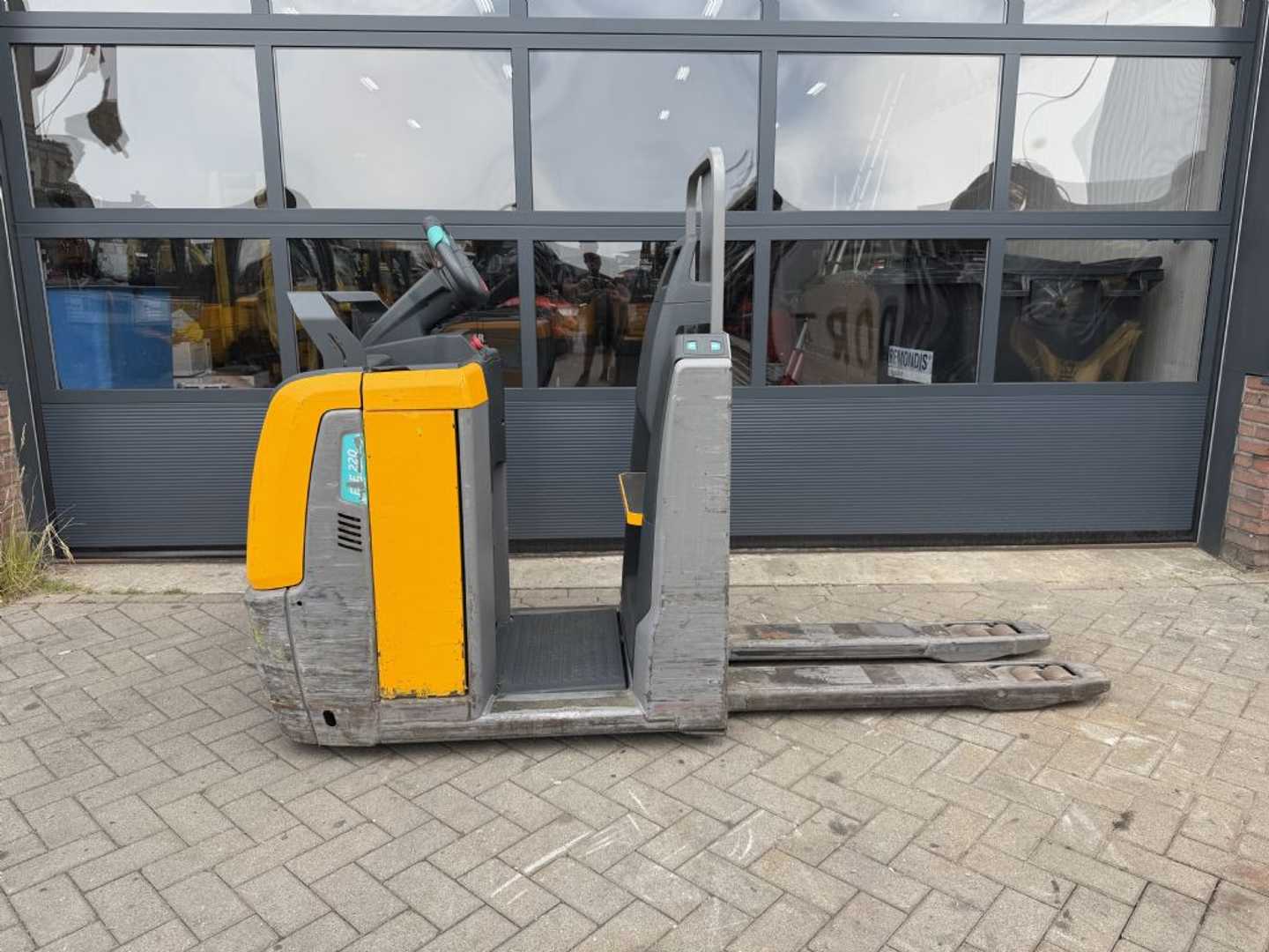 Used Forklift Jungheinrich ECE220 Balstdakšu krautņotāja vadītāja stāvplatforma (vai līdzbraucēja platforma) (Image 2) Used Forklift Jungheinrich ECE220 Balstdakšu krautņotāja vadītāja stāvplatforma (vai līdzbraucēja platforma) (Image 2)