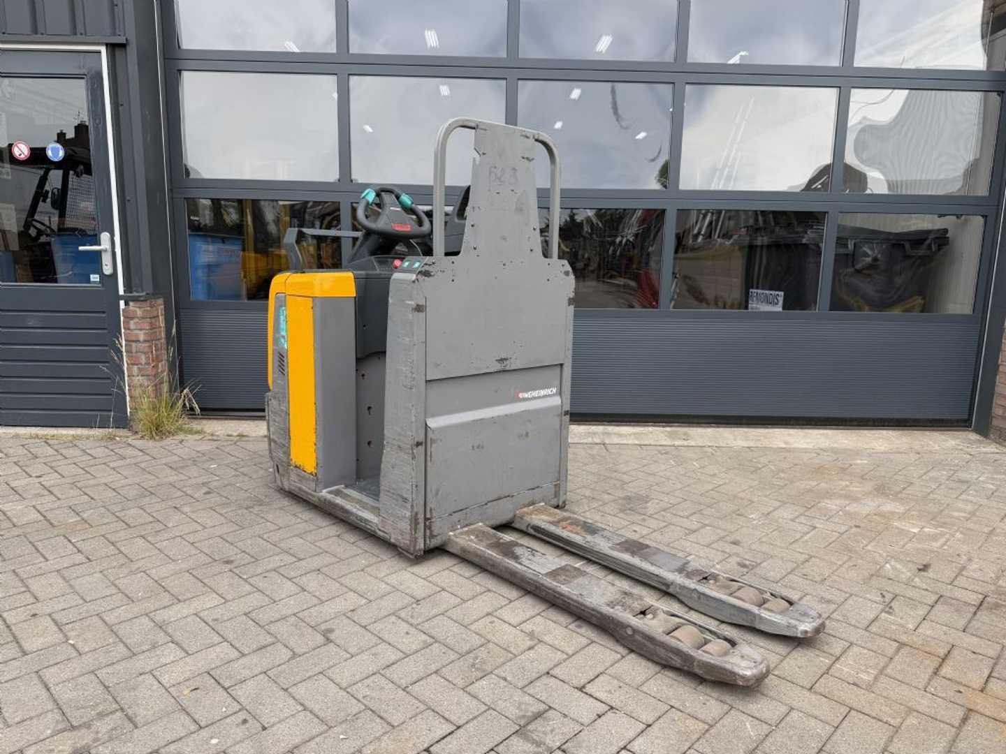 Used Forklift Jungheinrich ECE220 Balstdakšu krautņotāja vadītāja stāvplatforma (vai līdzbraucēja platforma) (Image 3) Used Forklift Jungheinrich ECE220 Balstdakšu krautņotāja vadītāja stāvplatforma (vai līdzbraucēja platforma) (Image 3)