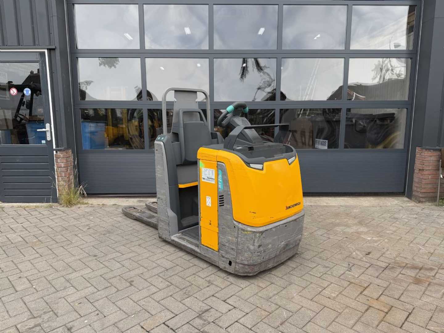 Used Forklift Jungheinrich ECE220 Balstdakšu krautņotāja vadītāja stāvplatforma (vai līdzbraucēja platforma) (Image 4) Used Forklift Jungheinrich ECE220 Balstdakšu krautņotāja vadītāja stāvplatforma (vai līdzbraucēja platforma) (Image 4)