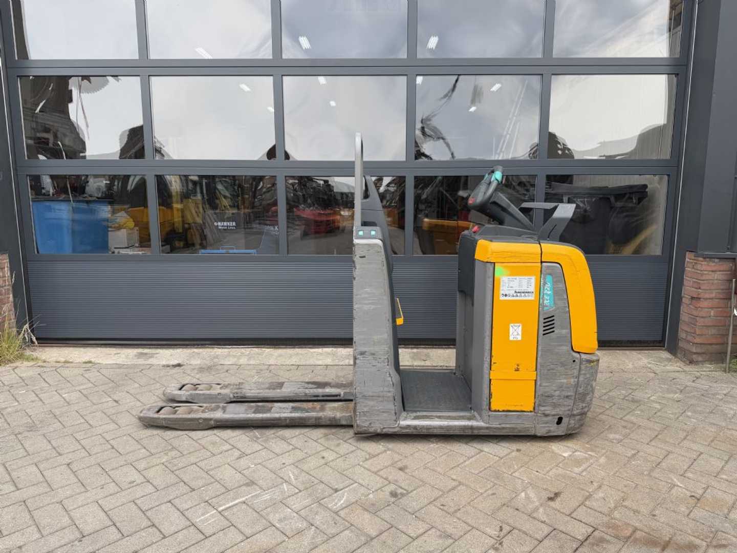 Used Forklift Jungheinrich ECE220 Balstdakšu krautņotāja vadītāja stāvplatforma (vai līdzbraucēja platforma) (Image 5) Used Forklift Jungheinrich ECE220 Balstdakšu krautņotāja vadītāja stāvplatforma (vai līdzbraucēja platforma) (Image 5)