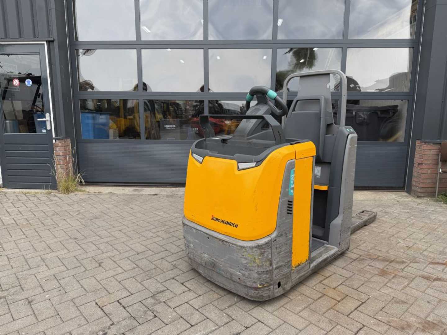 Used Forklift Jungheinrich ECE220 Balstdakšu krautņotāja vadītāja stāvplatforma (vai līdzbraucēja platforma) (Image 6) Used Forklift Jungheinrich ECE220 Balstdakšu krautņotāja vadītāja stāvplatforma (vai līdzbraucēja platforma) (Image 6)