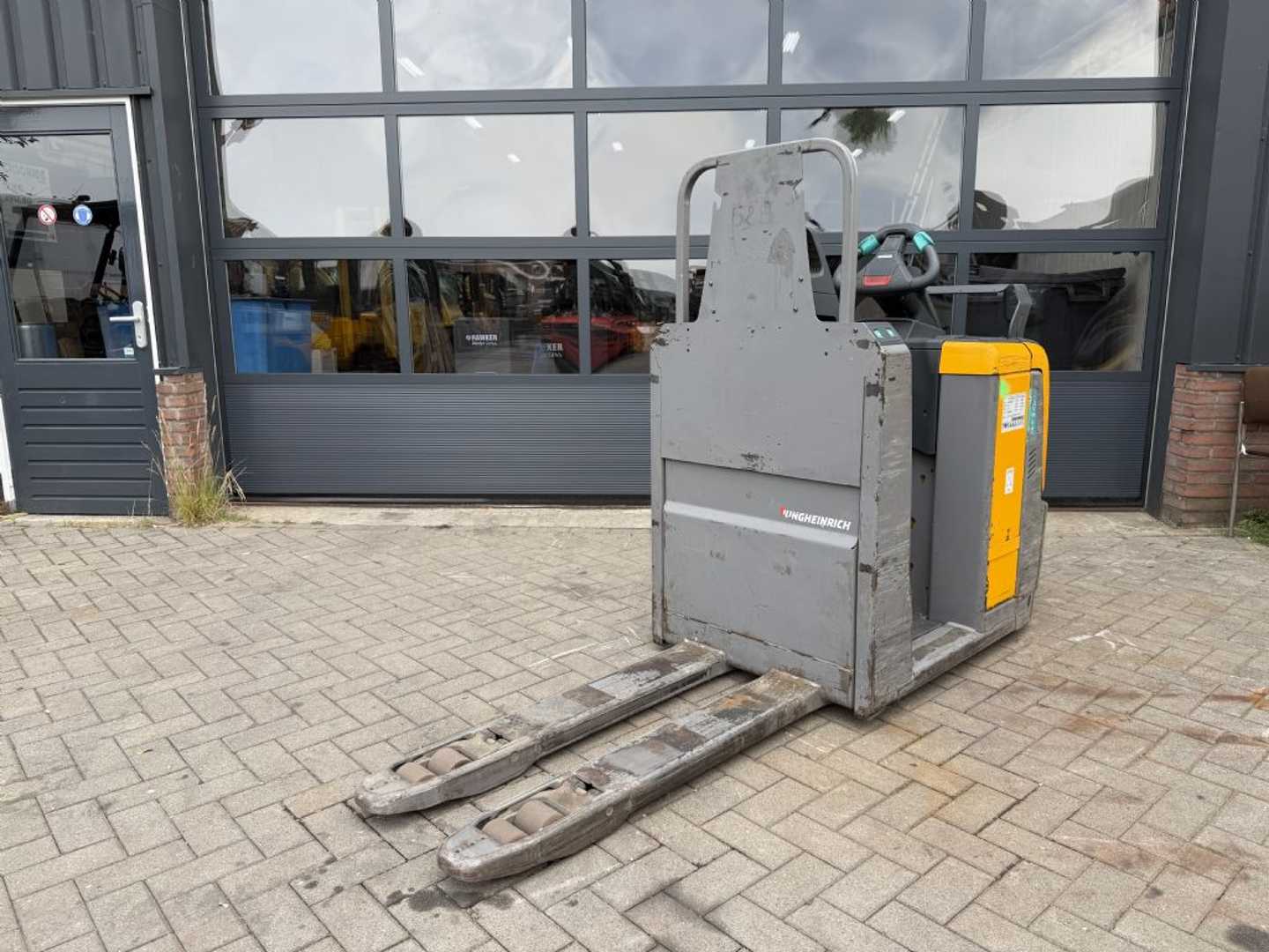 Used Forklift Jungheinrich ECE220 Balstdakšu krautņotāja vadītāja stāvplatforma (vai līdzbraucēja platforma) (Image 7) Used Forklift Jungheinrich ECE220 Balstdakšu krautņotāja vadītāja stāvplatforma (vai līdzbraucēja platforma) (Image 7)
