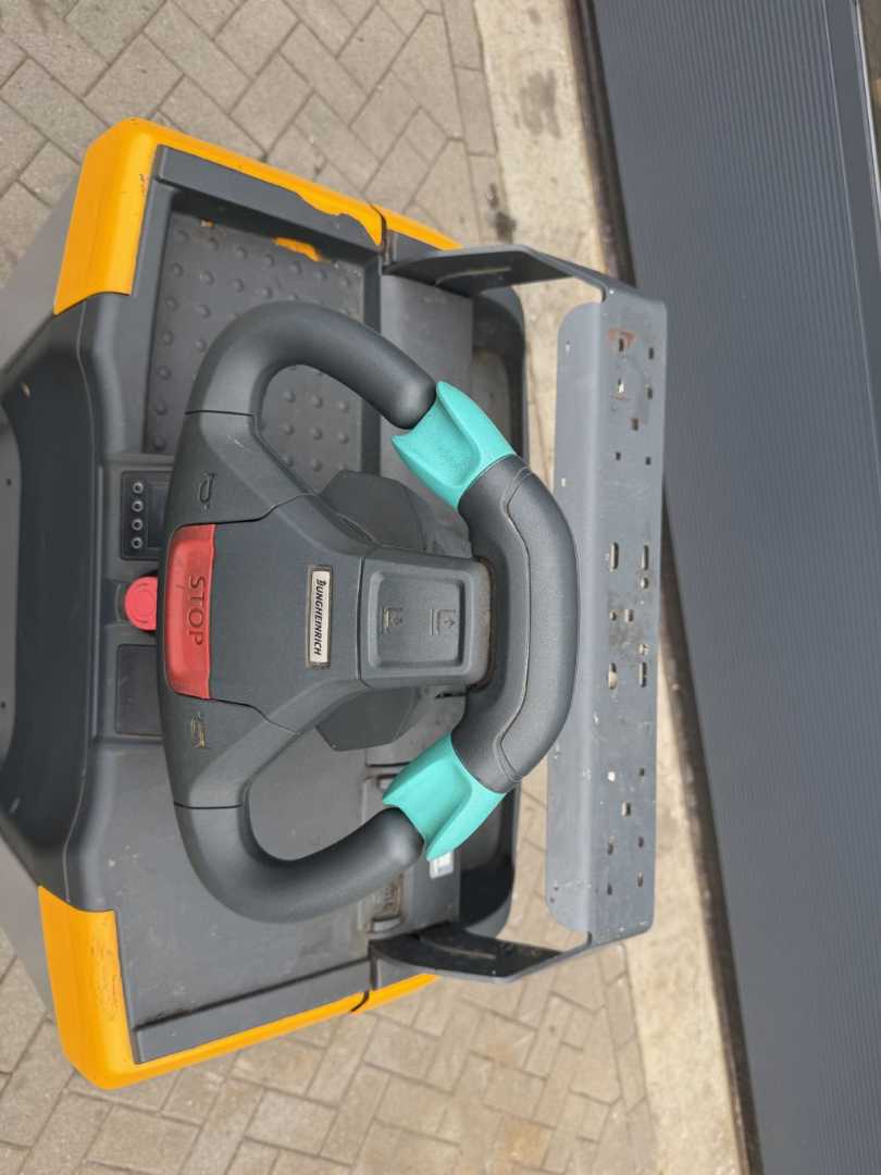 Used Forklift Jungheinrich ECE220 Balstdakšu krautņotāja vadītāja stāvplatforma (vai līdzbraucēja platforma) (Image 8) Used Forklift Jungheinrich ECE220 Balstdakšu krautņotāja vadītāja stāvplatforma (vai līdzbraucēja platforma) (Image 8)