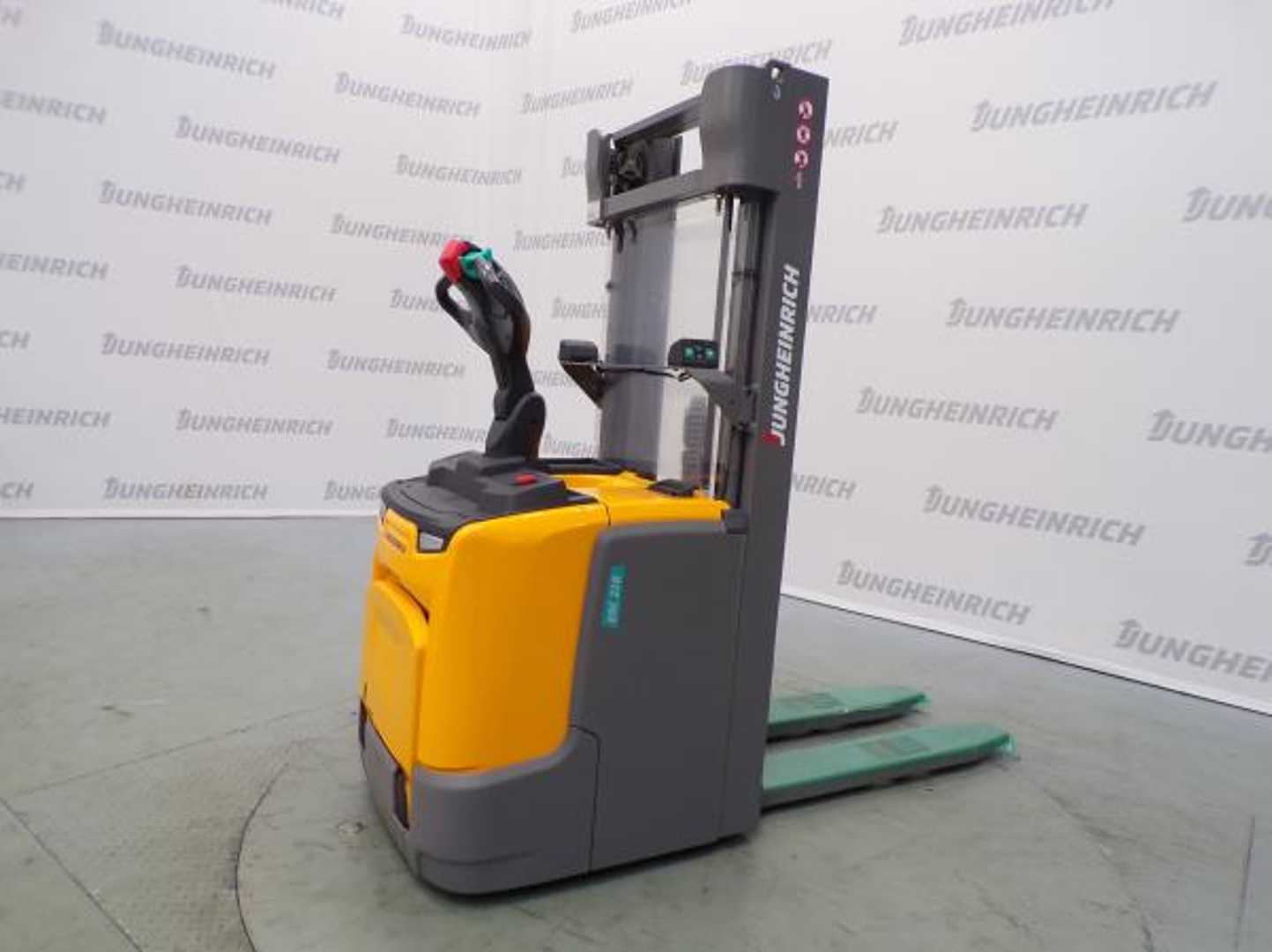 Used Forklift Jungheinrich ERC 216 KP 115-420 DZ Balstdakšu krautņotāja vadītāja stāvplatforma (vai līdzbraucēja platforma) (Image 1) Used Forklift Jungheinrich ERC 216 KP 115-420 DZ Balstdakšu krautņotāja vadītāja stāvplatforma (vai līdzbraucēja platforma) (Image 1)