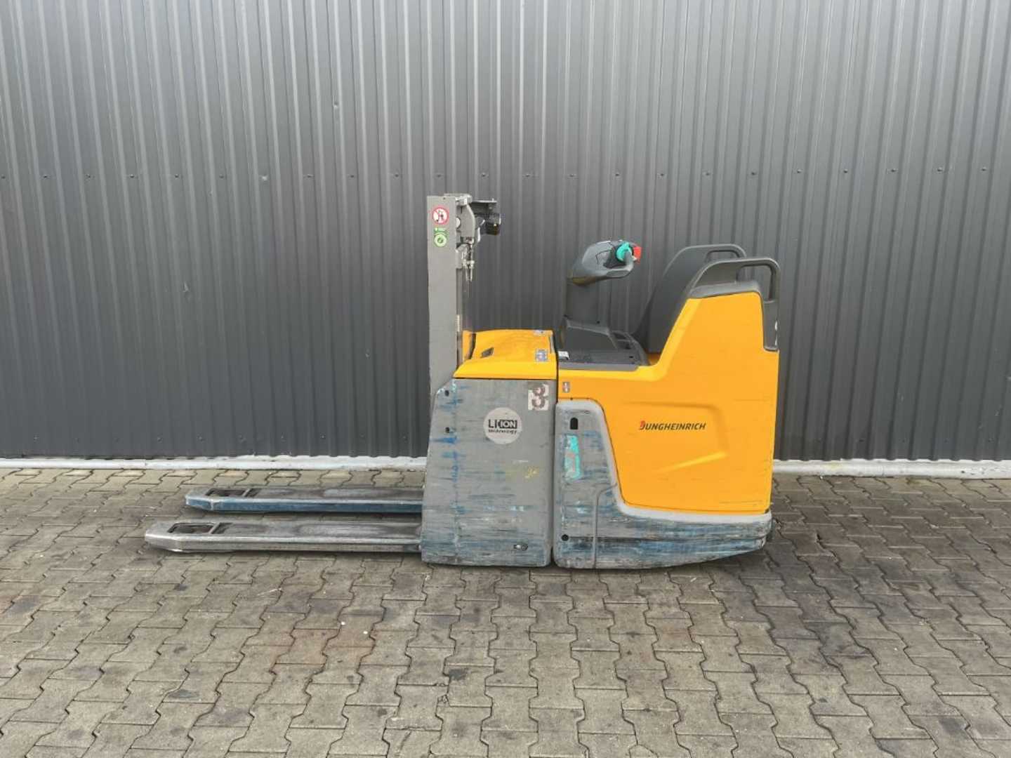 Used Forklift Jungheinrich ERD220 Balstdakšu krautņotāja vadītāja stāvplatforma (vai līdzbraucēja platforma) (Image 2) Used Forklift Jungheinrich ERD220 Balstdakšu krautņotāja vadītāja stāvplatforma (vai līdzbraucēja platforma) (Image 2)
